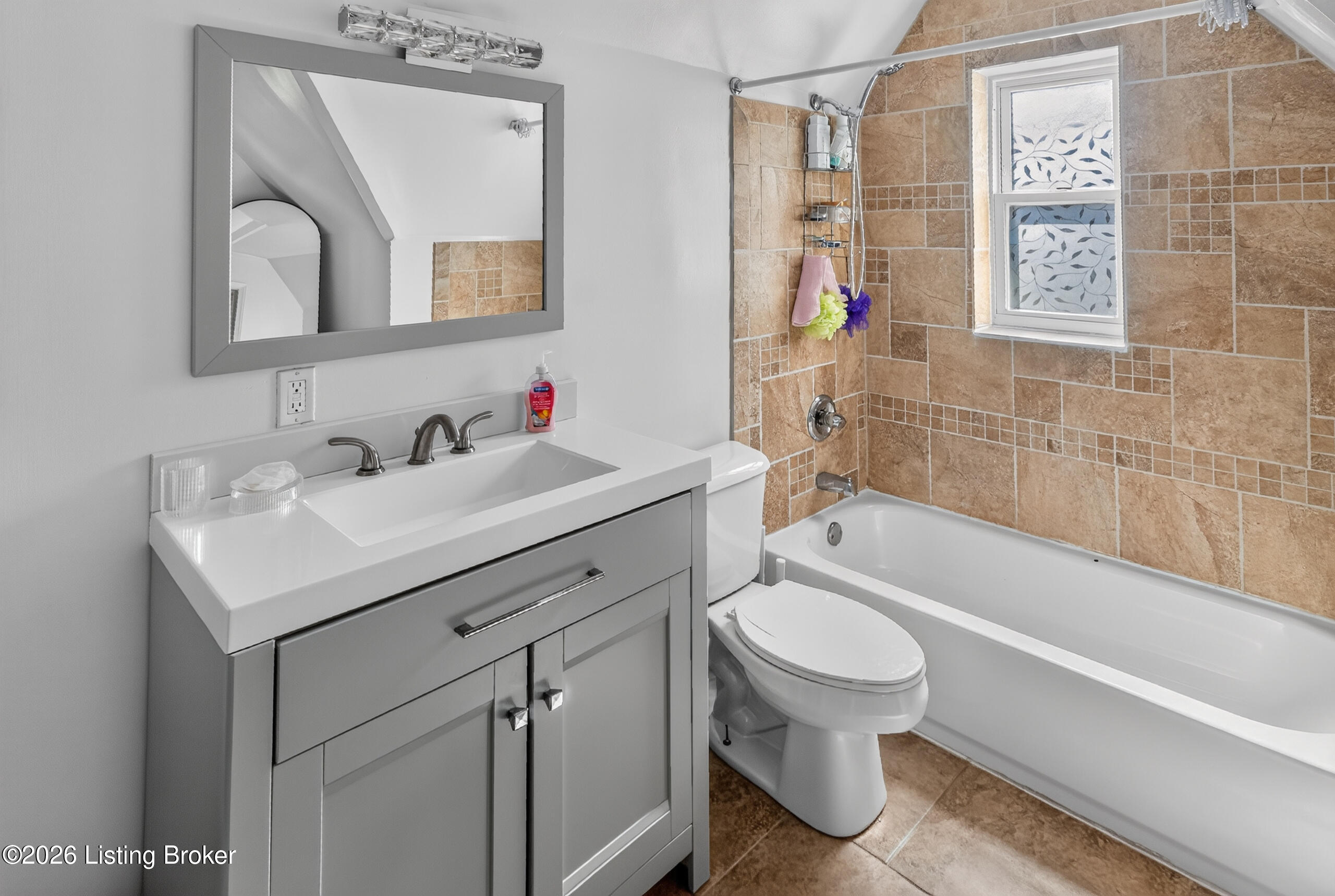 1237 Larchmont Ave Property Photo 39