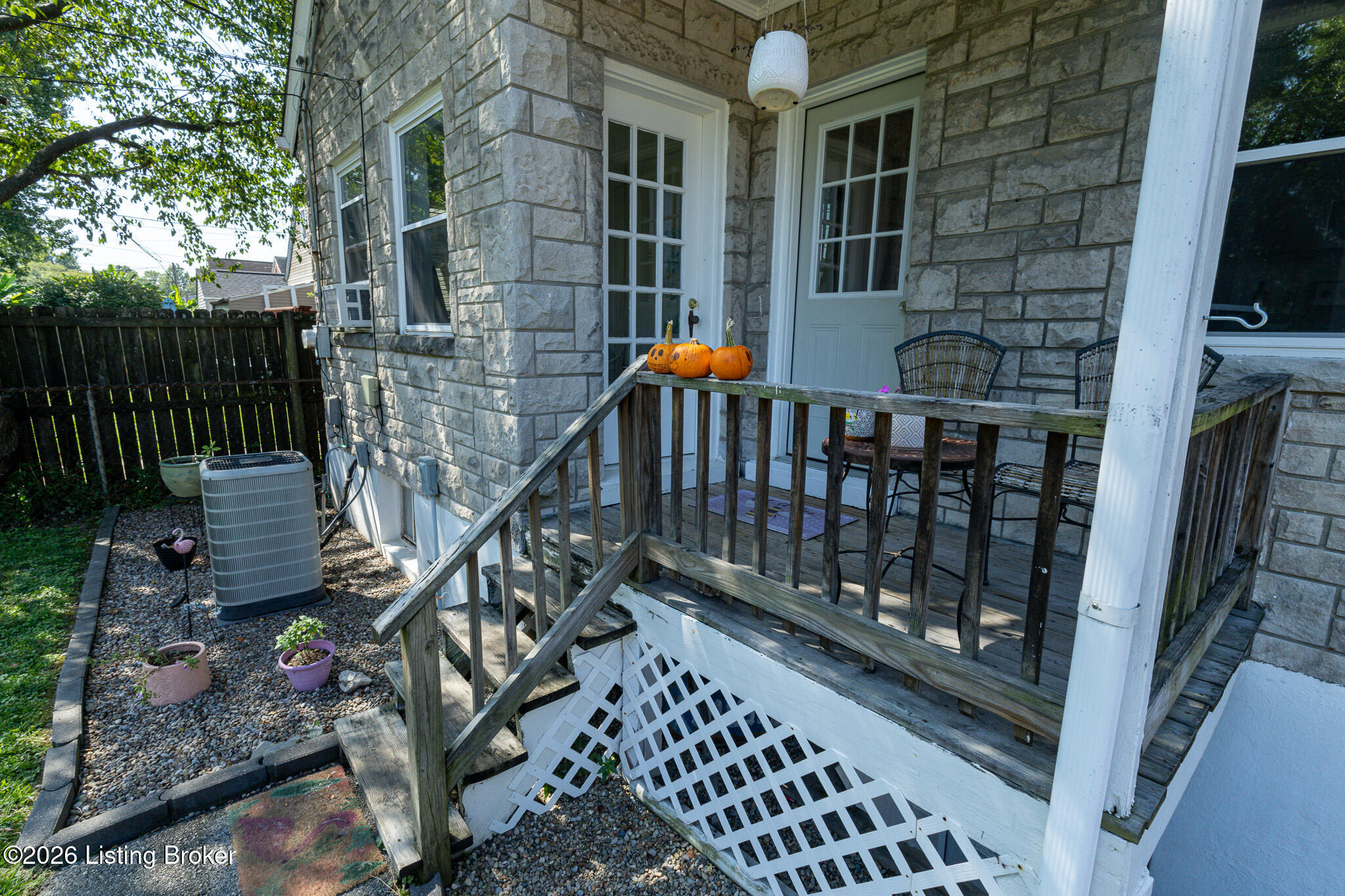 1237 Larchmont Ave Property Photo 50