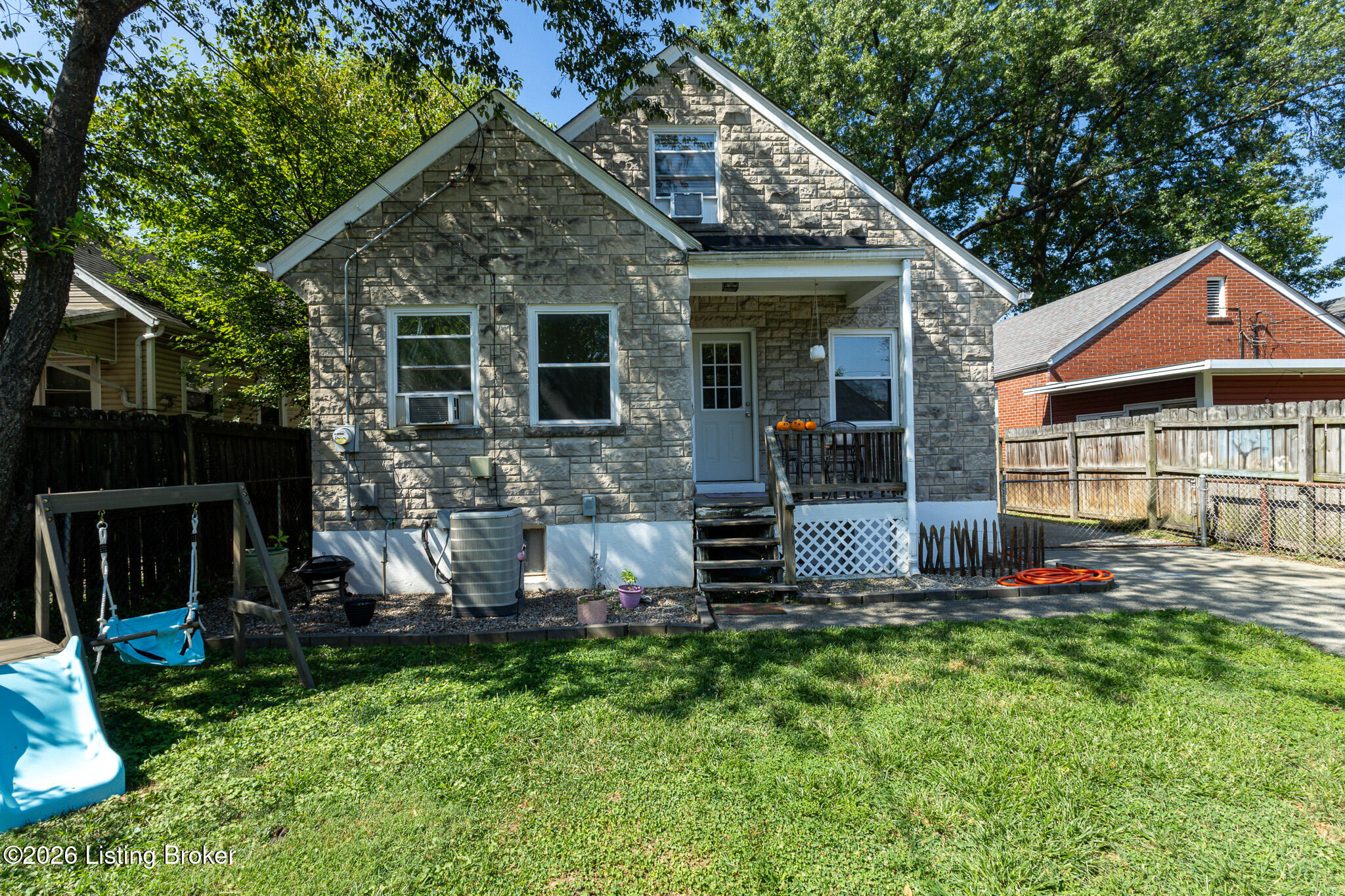 1237 Larchmont Ave Property Photo 51