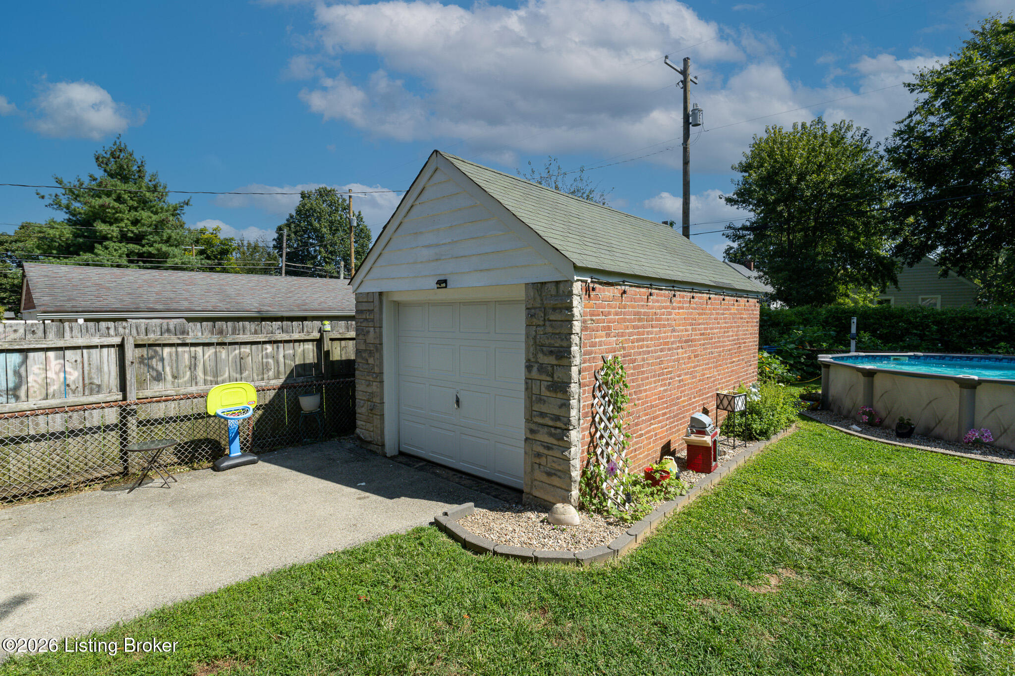1237 Larchmont Ave Property Photo 57