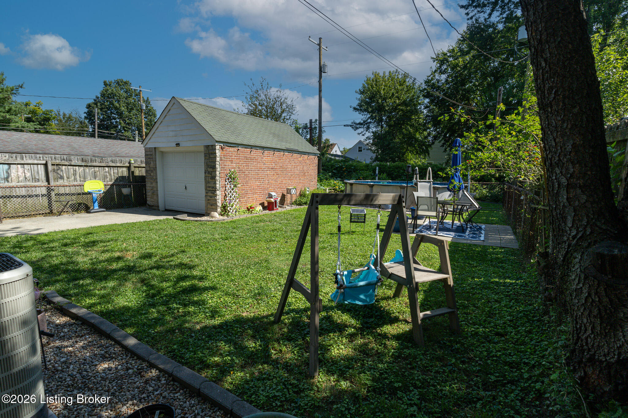 1237 Larchmont Ave Property Photo 59