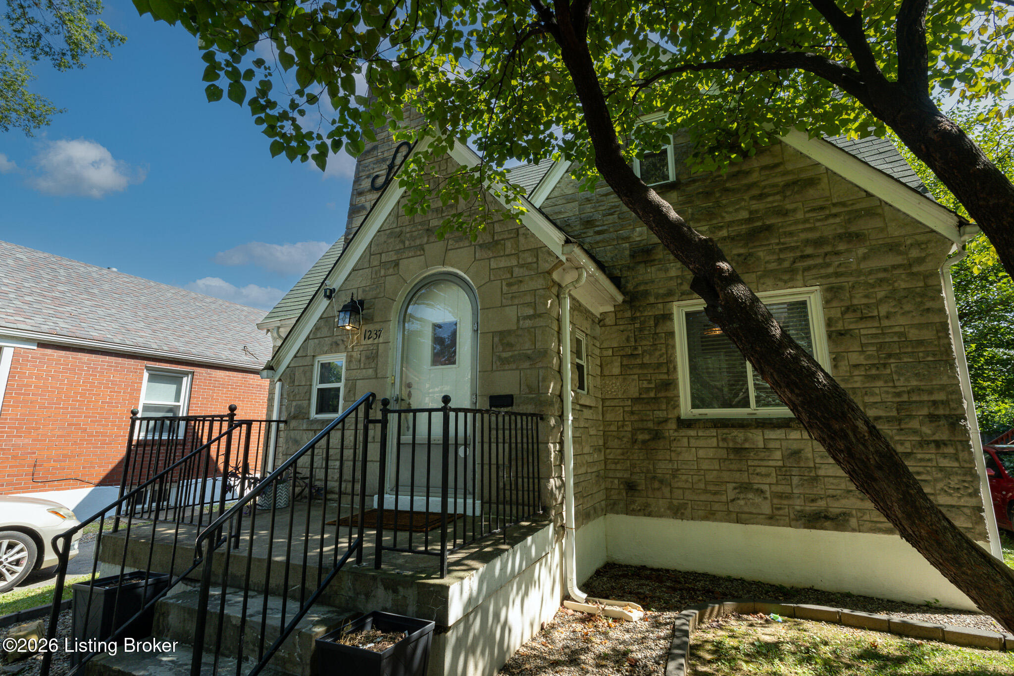 1237 Larchmont Ave Property Photo 63
