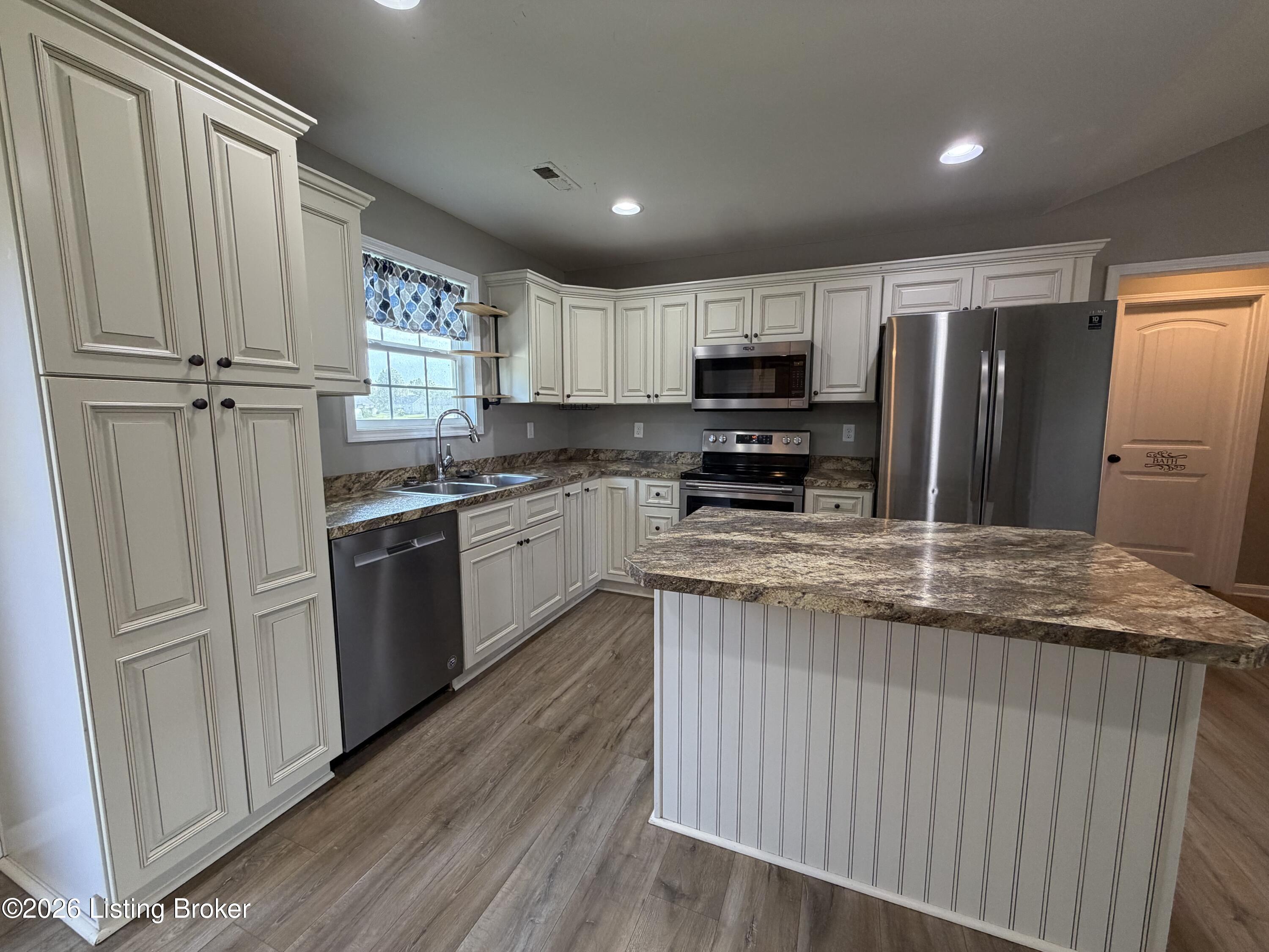 111 Elijah Way Property Photo 6