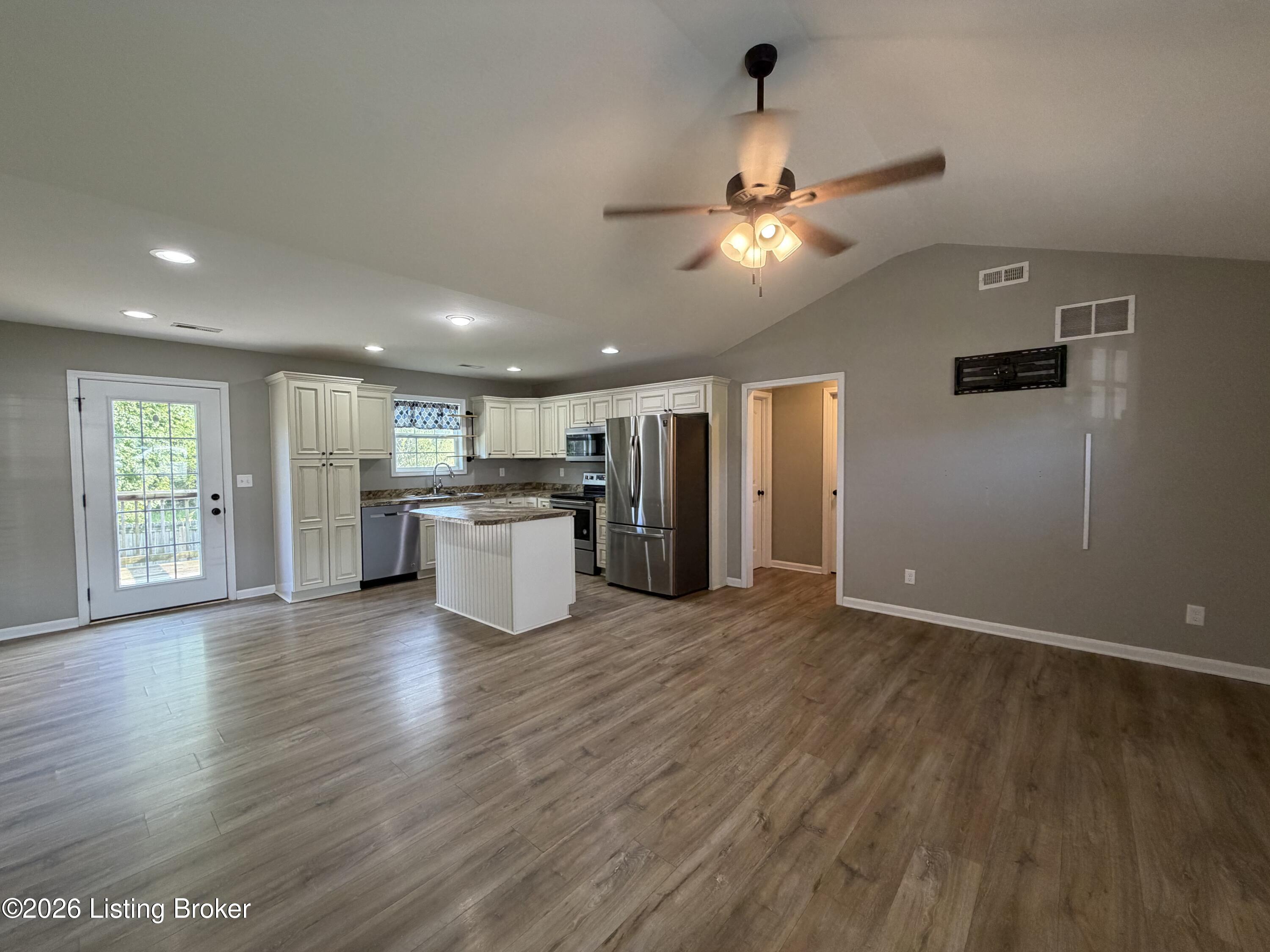 111 Elijah Way Property Photo 10