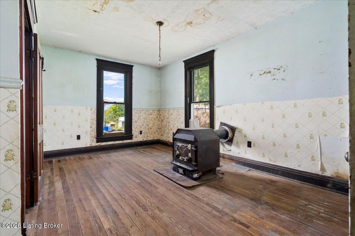 104 4th St Property Photo 14