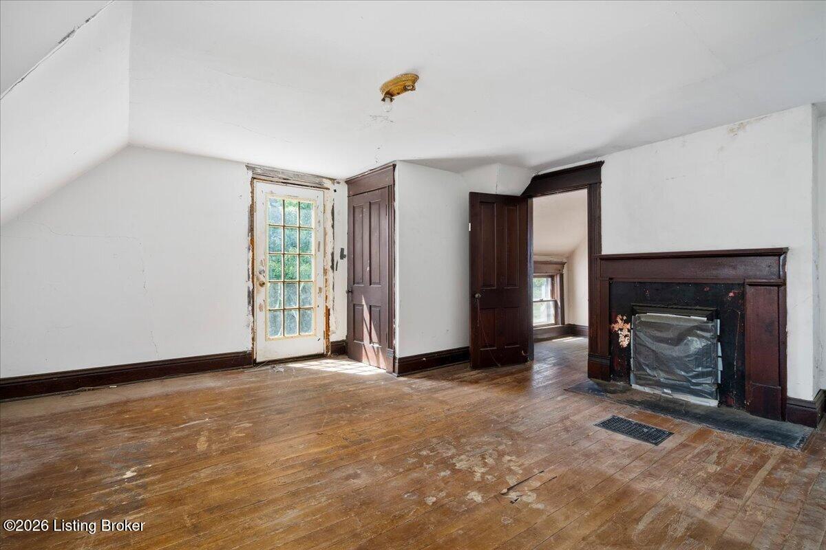 104 4th St Property Photo 23