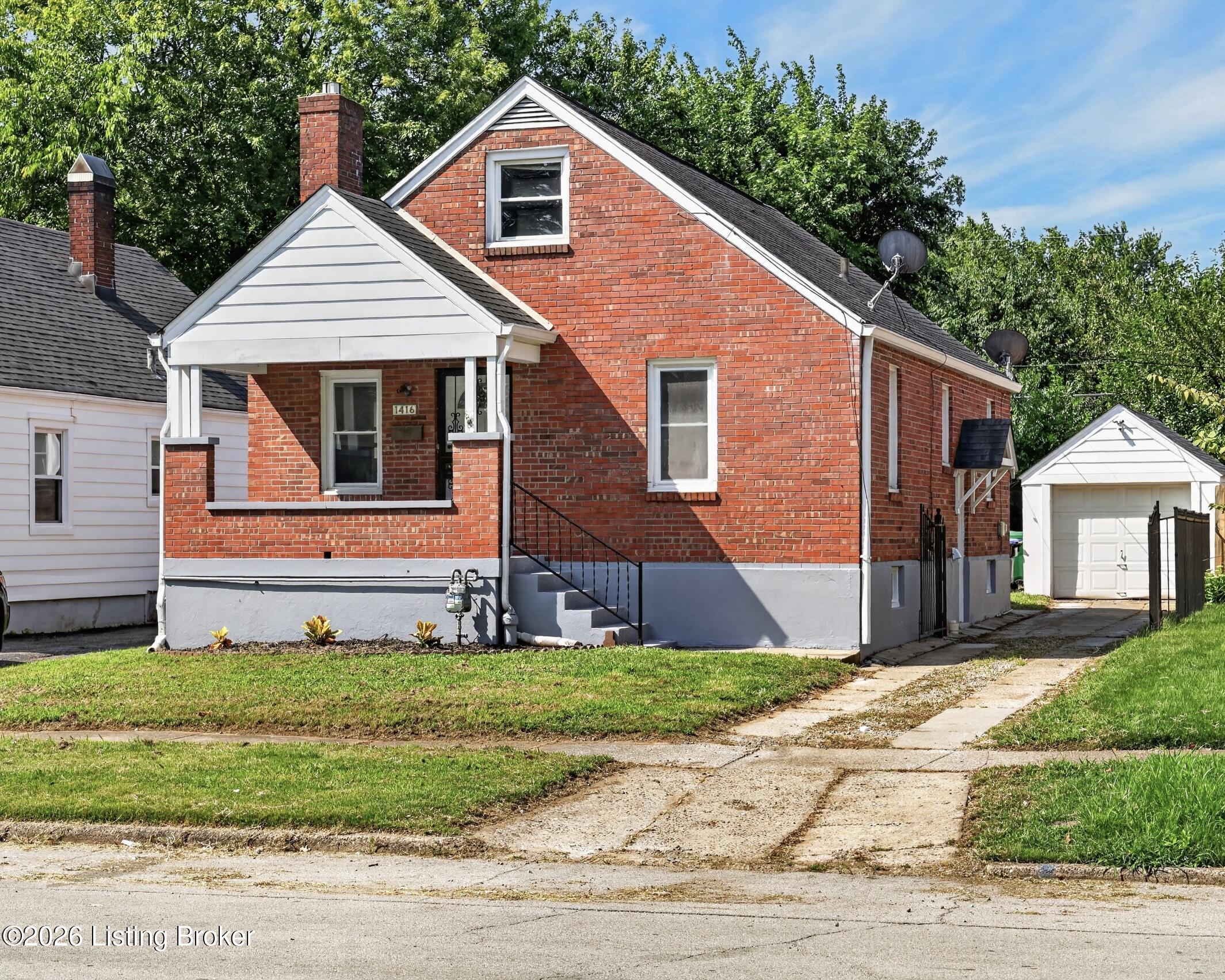 1416 Larchmont Ave Property Photo 1