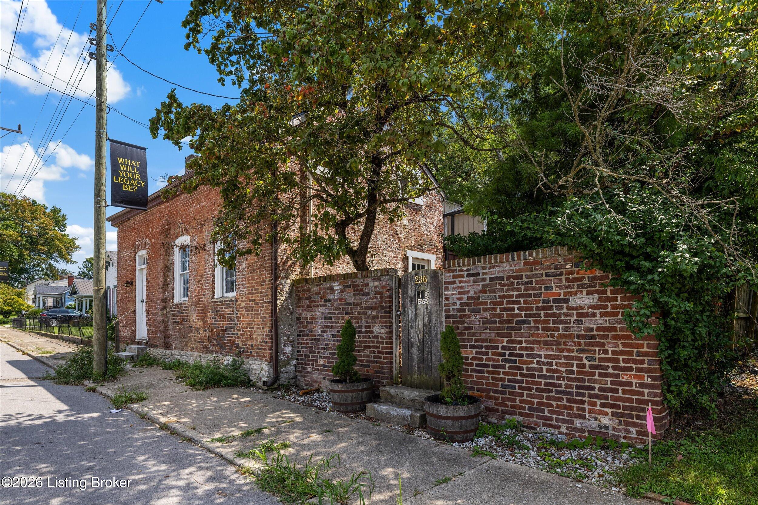 236 Lexington St Property Photo 3