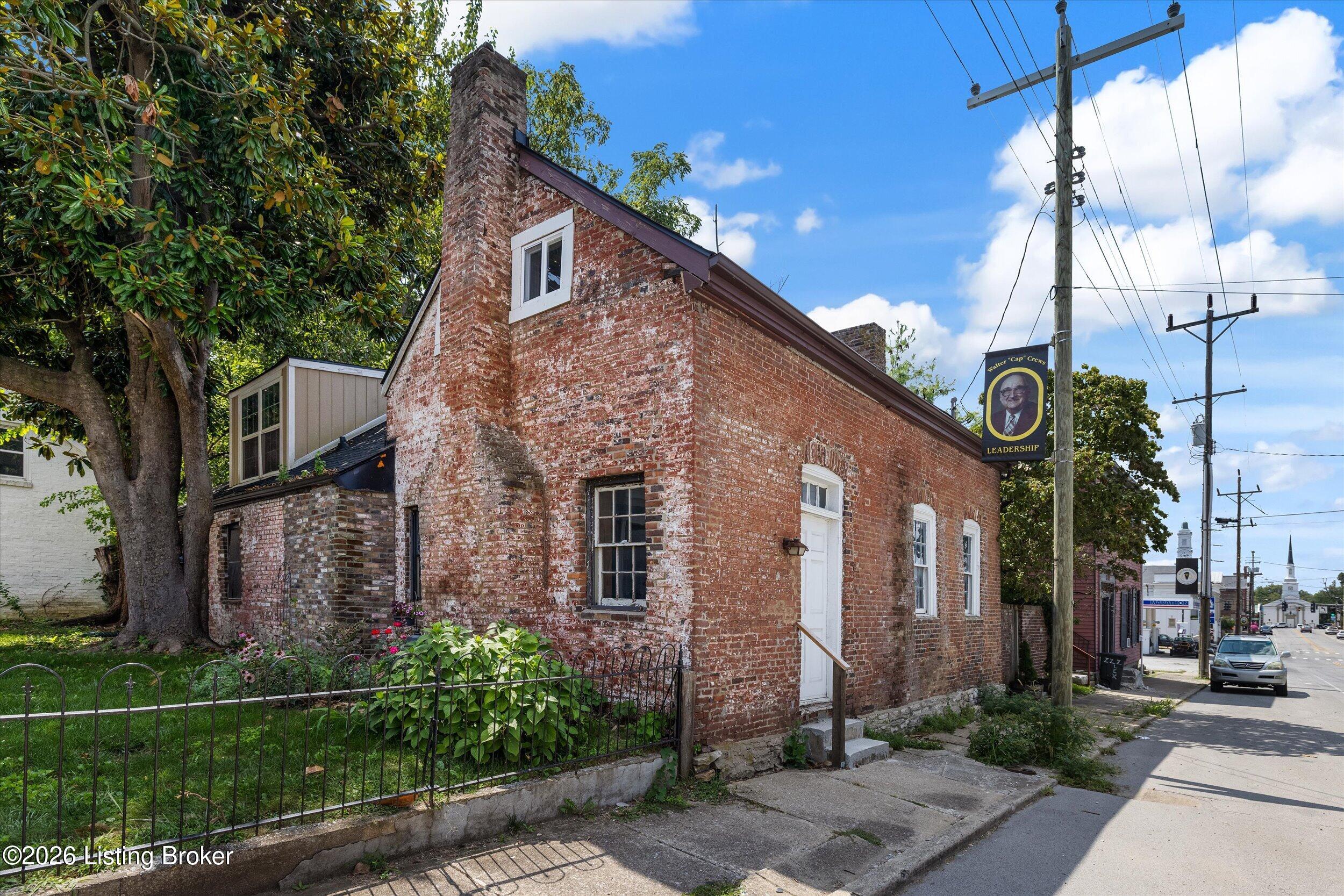 236 Lexington St Property Photo 4