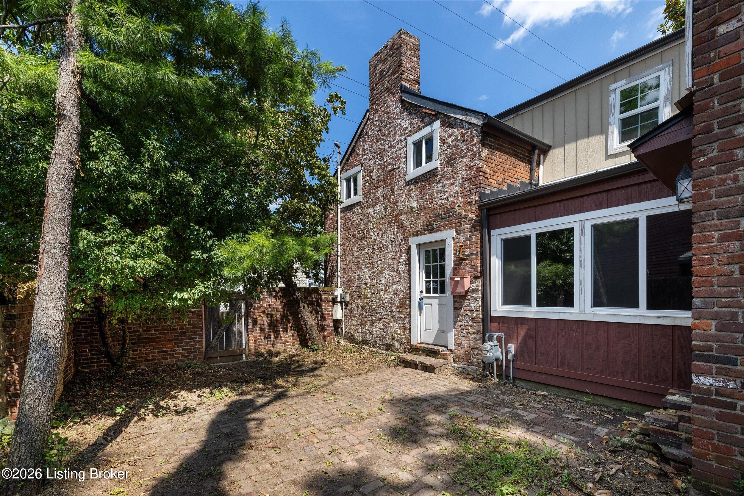 236 Lexington St Property Photo 5