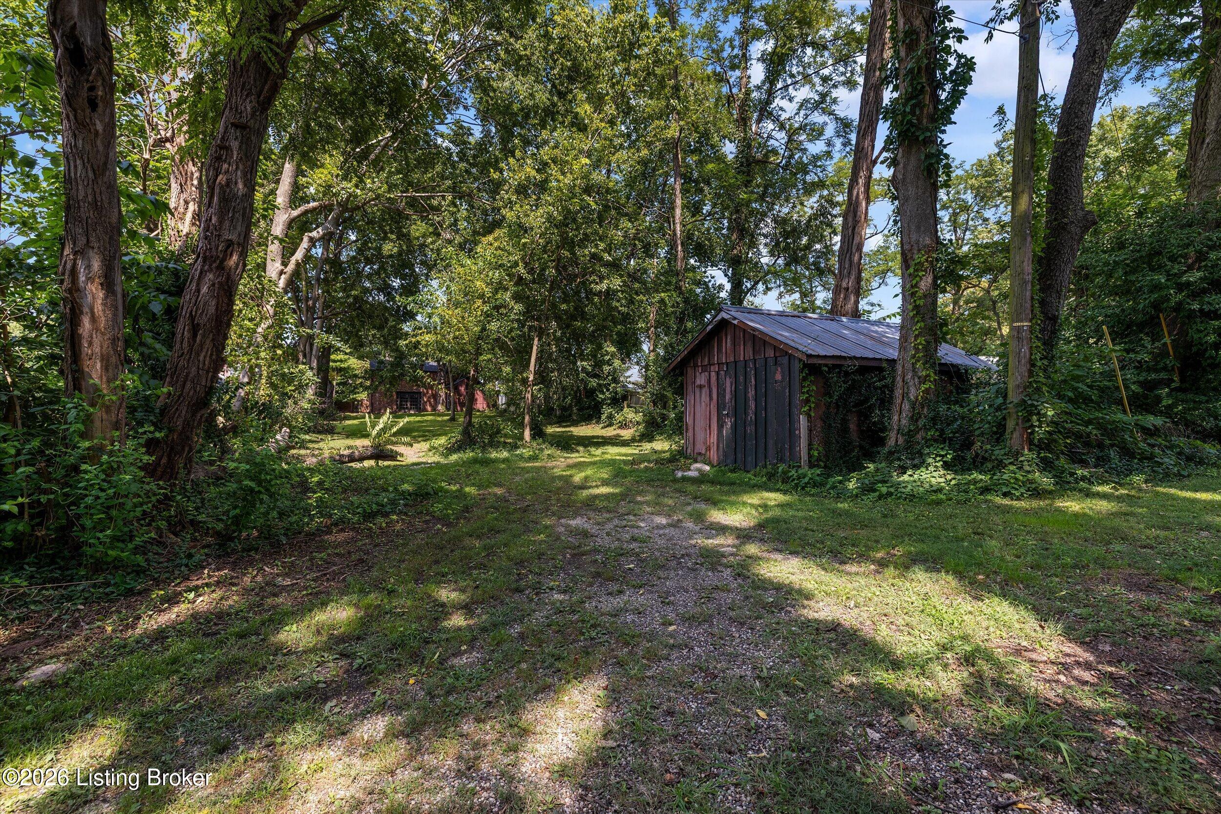 236 Lexington St Property Photo 8