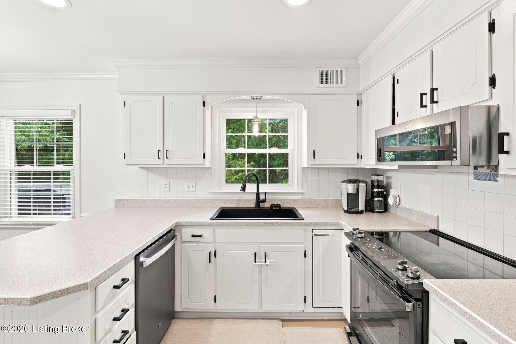 1003 Forest Ln Property Photo 9