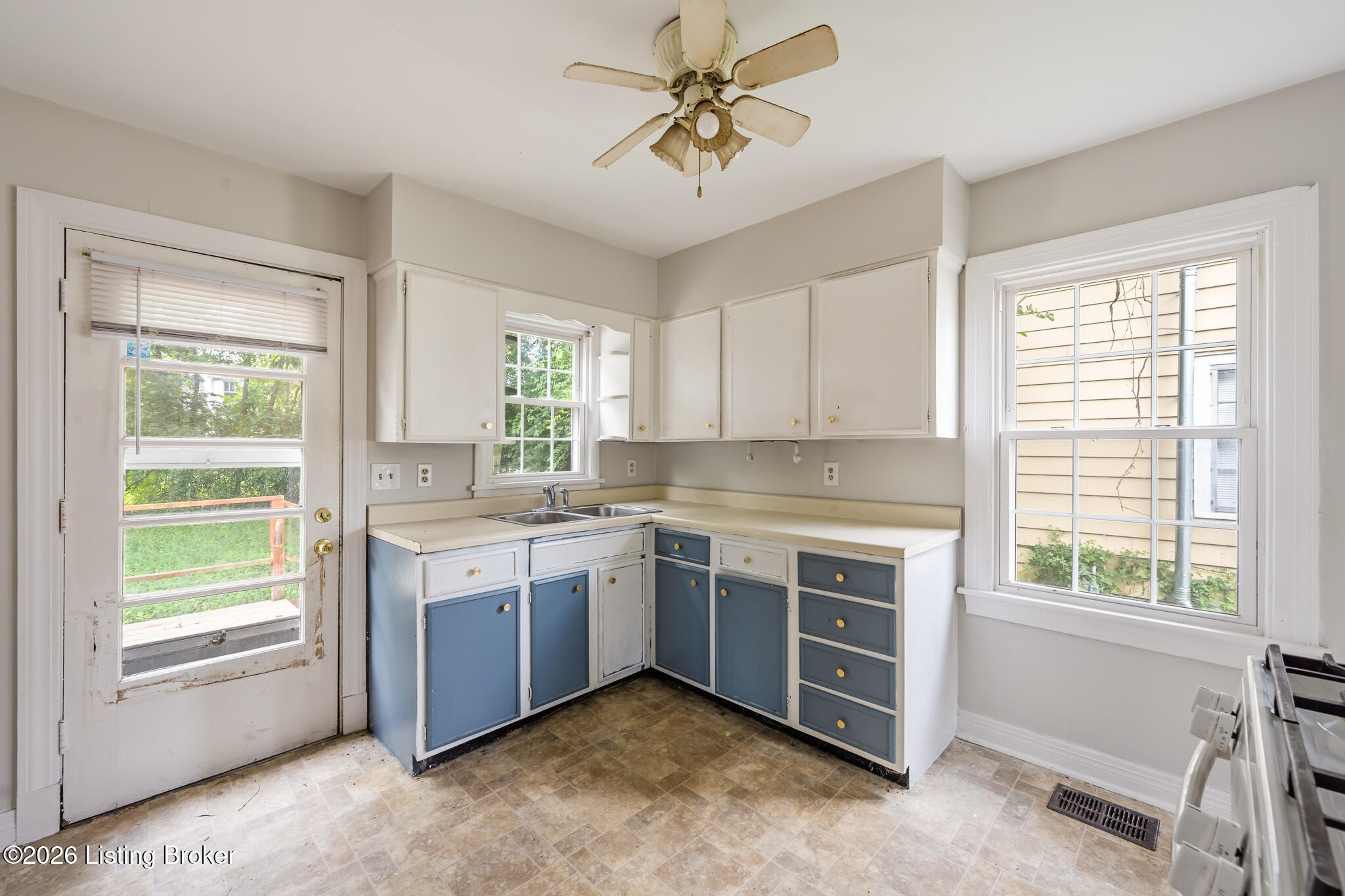 3936 Kennison Ave Property Photo 4