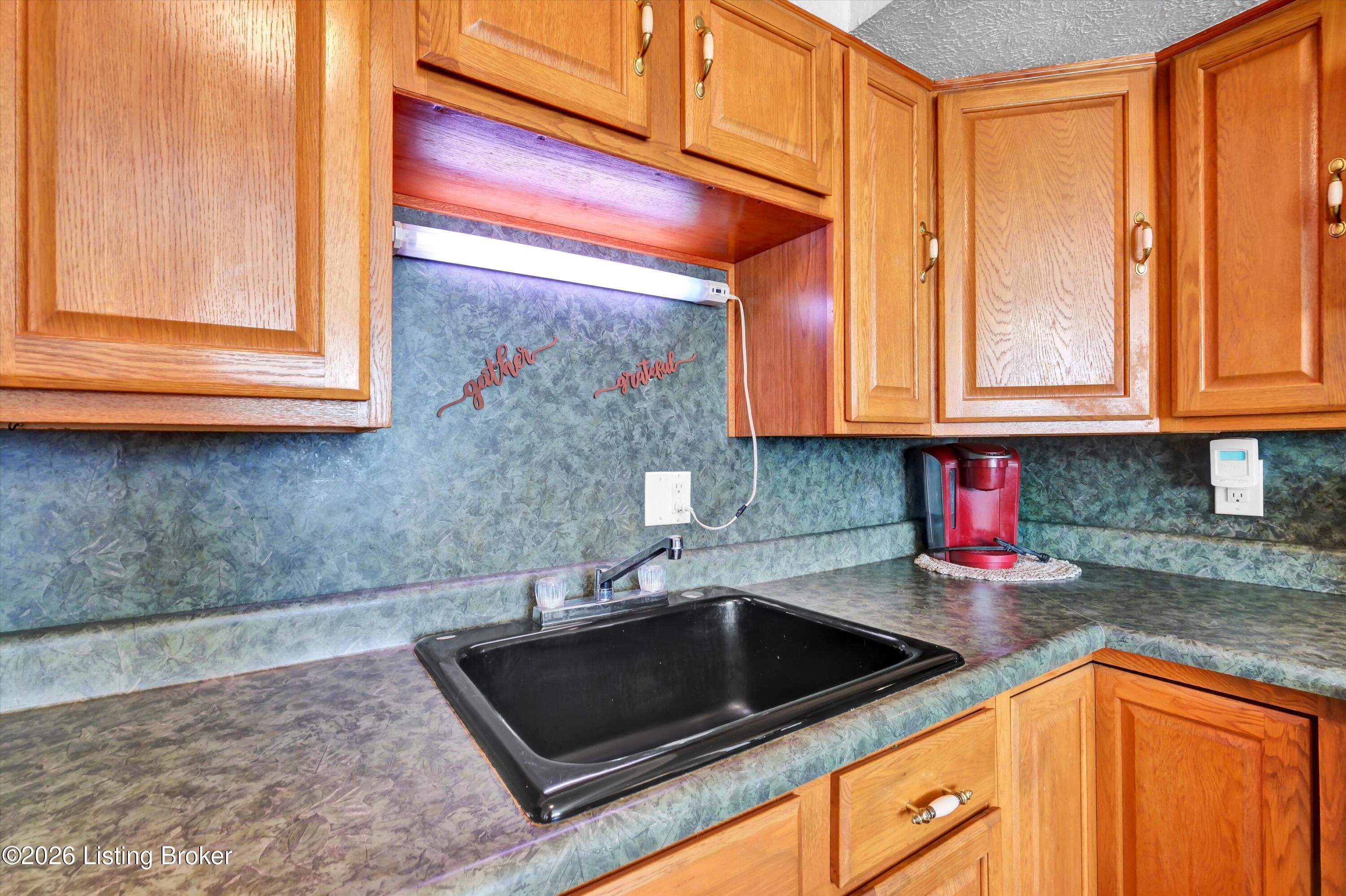 8014 Broadfern Dr Property Photo 31