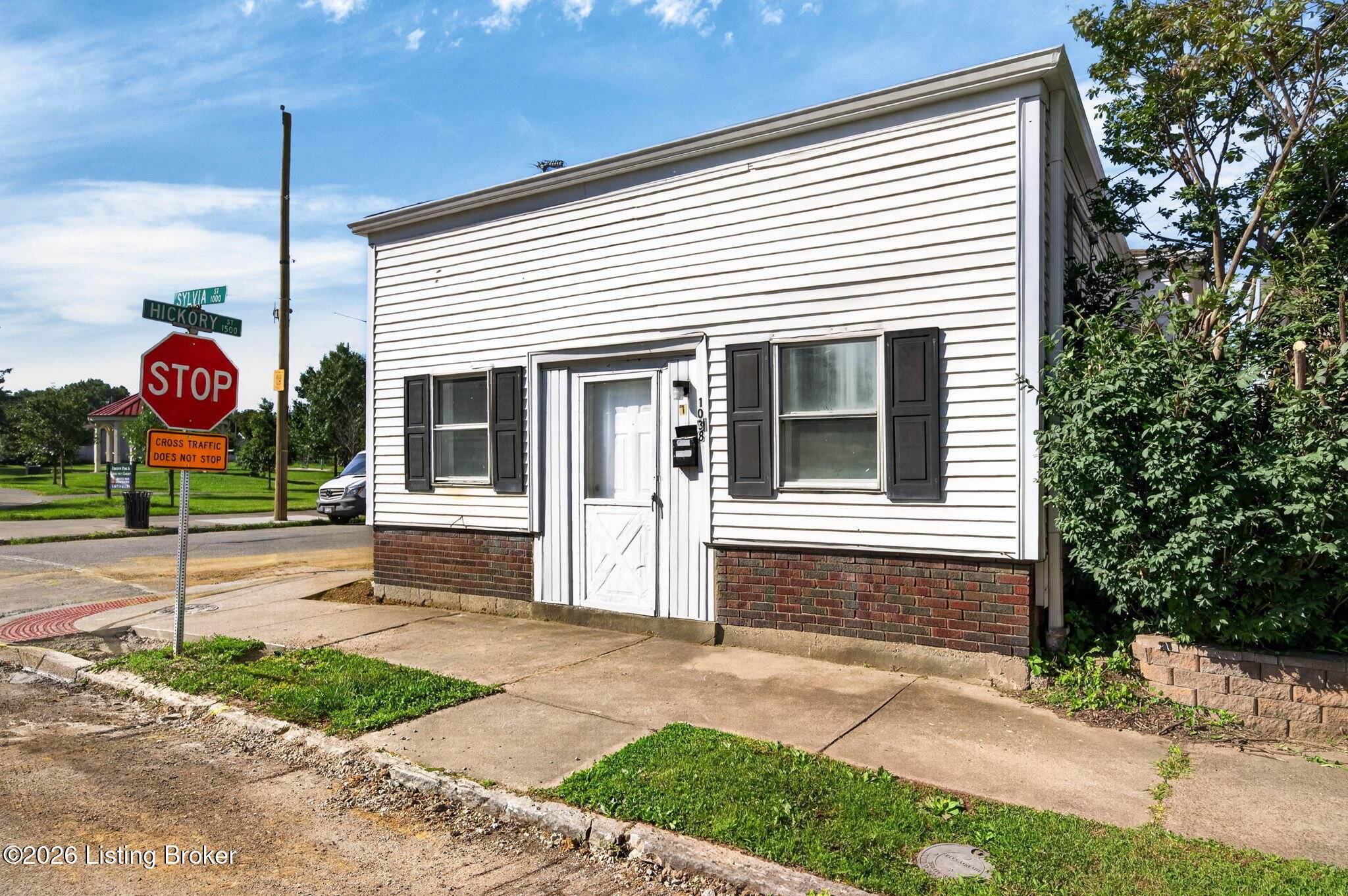 1038 Sylvia St Property Photo 1