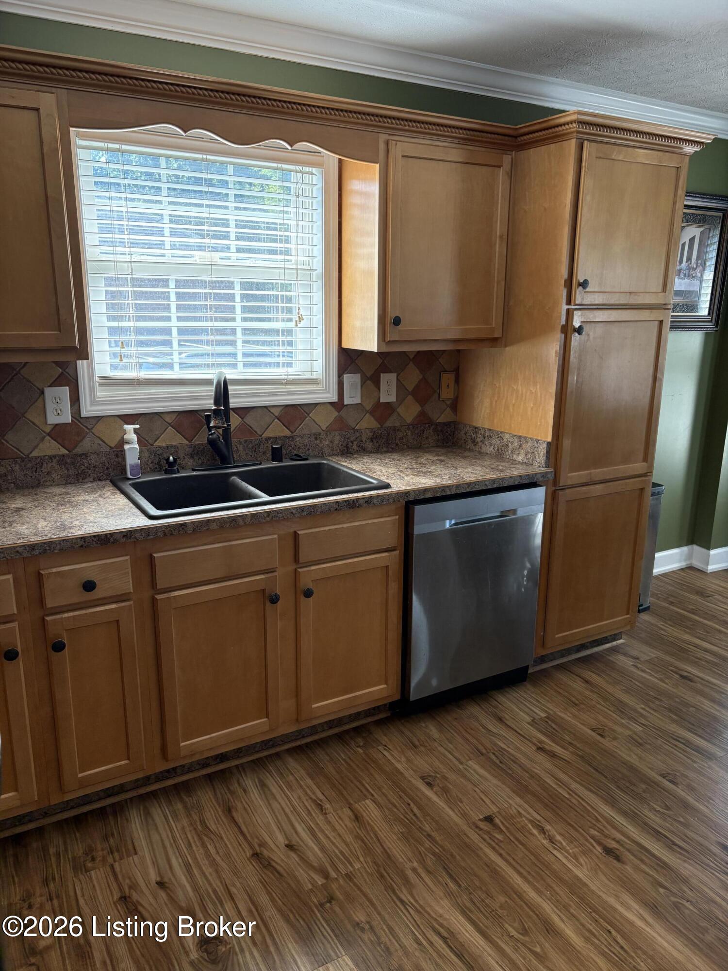 853 Shady Brook Ln Property Photo 3