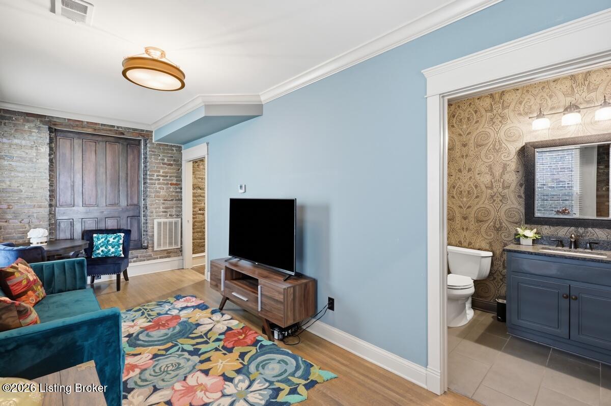 34 Public Square 2a Property Photo 11