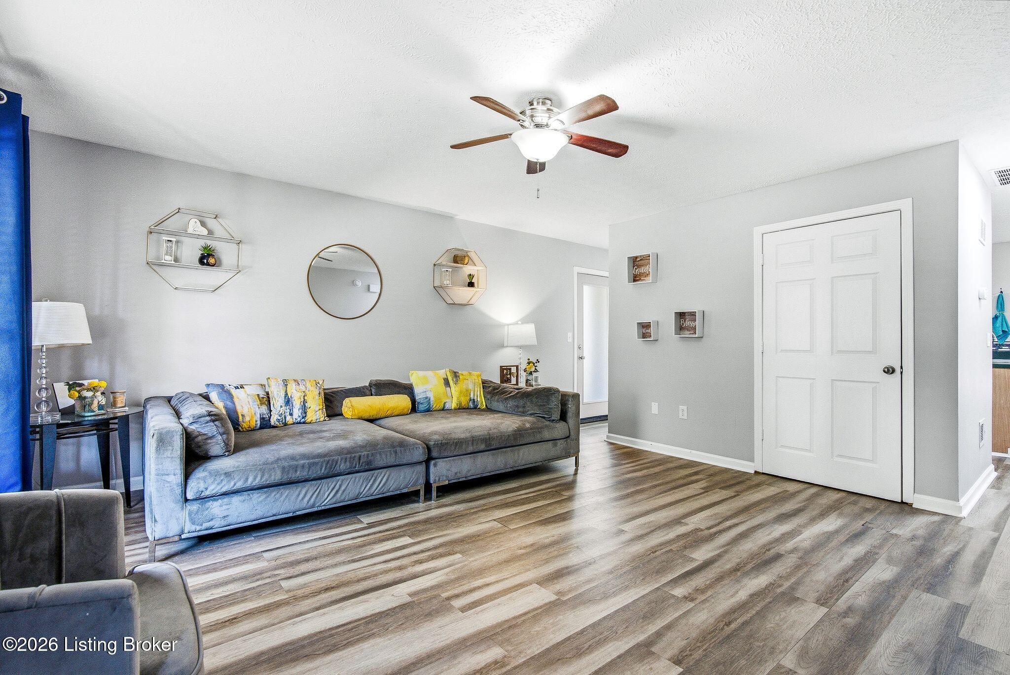 4811 Greenvale Cir Property Photo 2