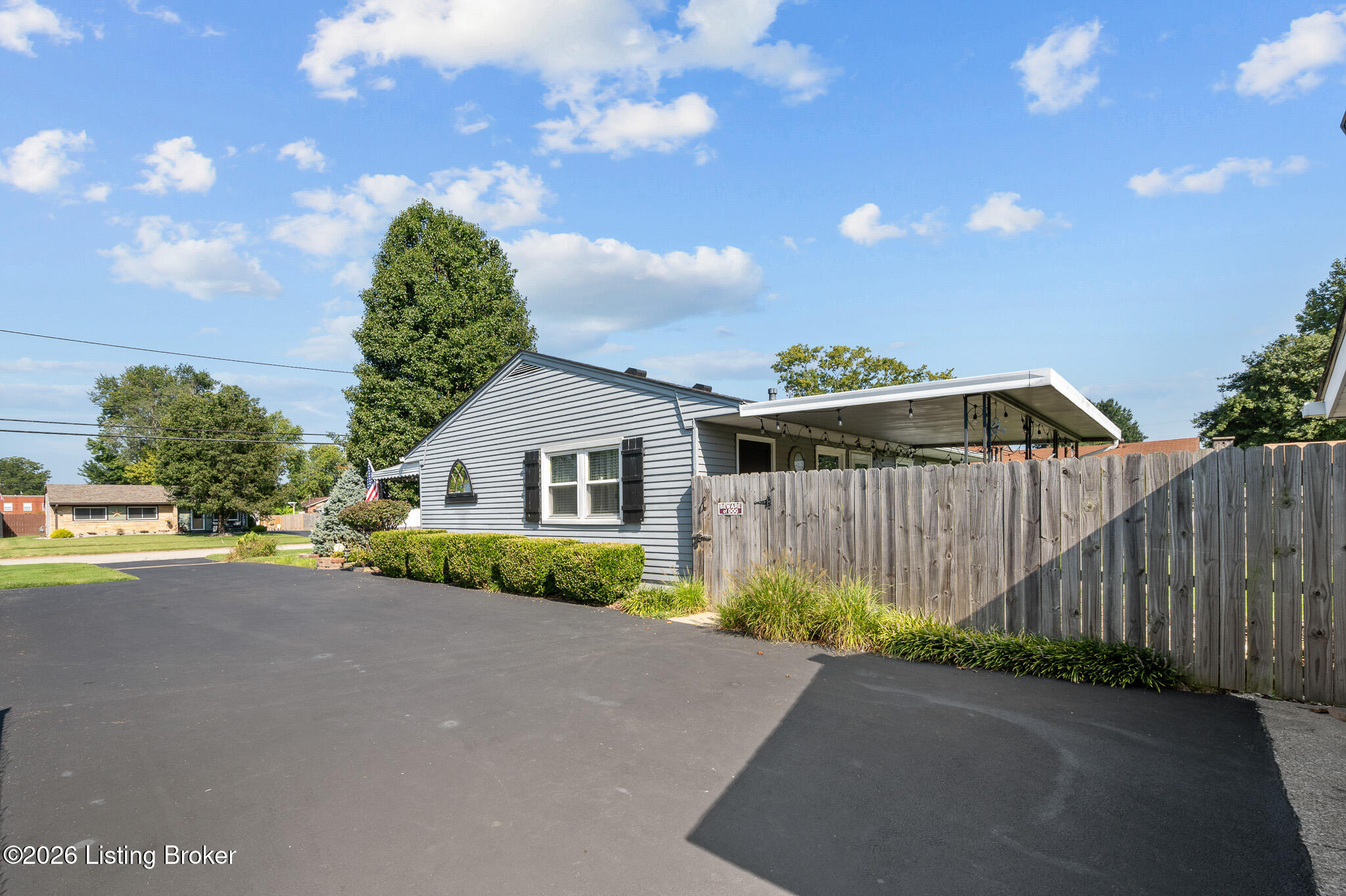 9105 Seaforth Dr Property Photo 3