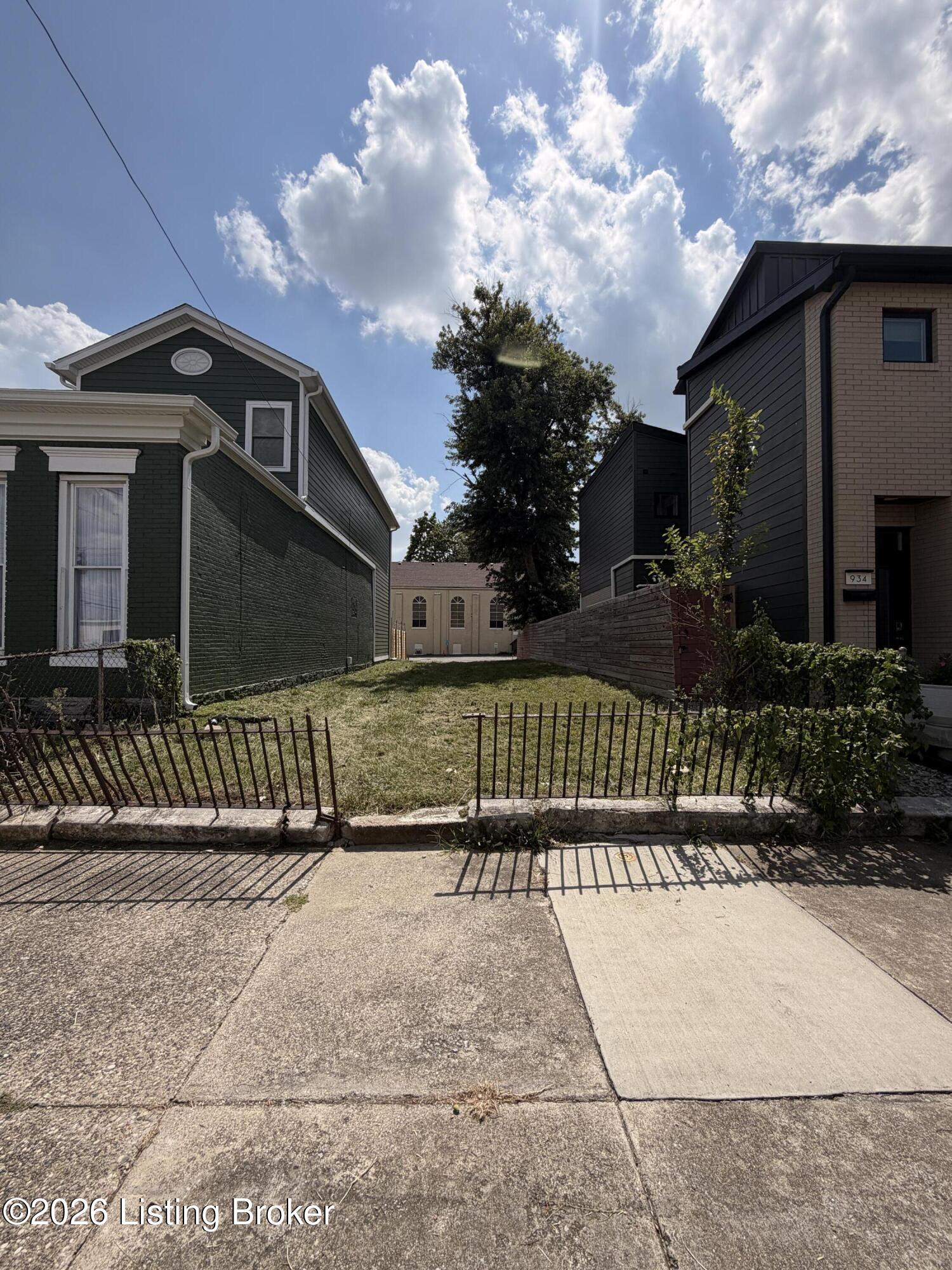 936 E Jefferson St Property Photo 1