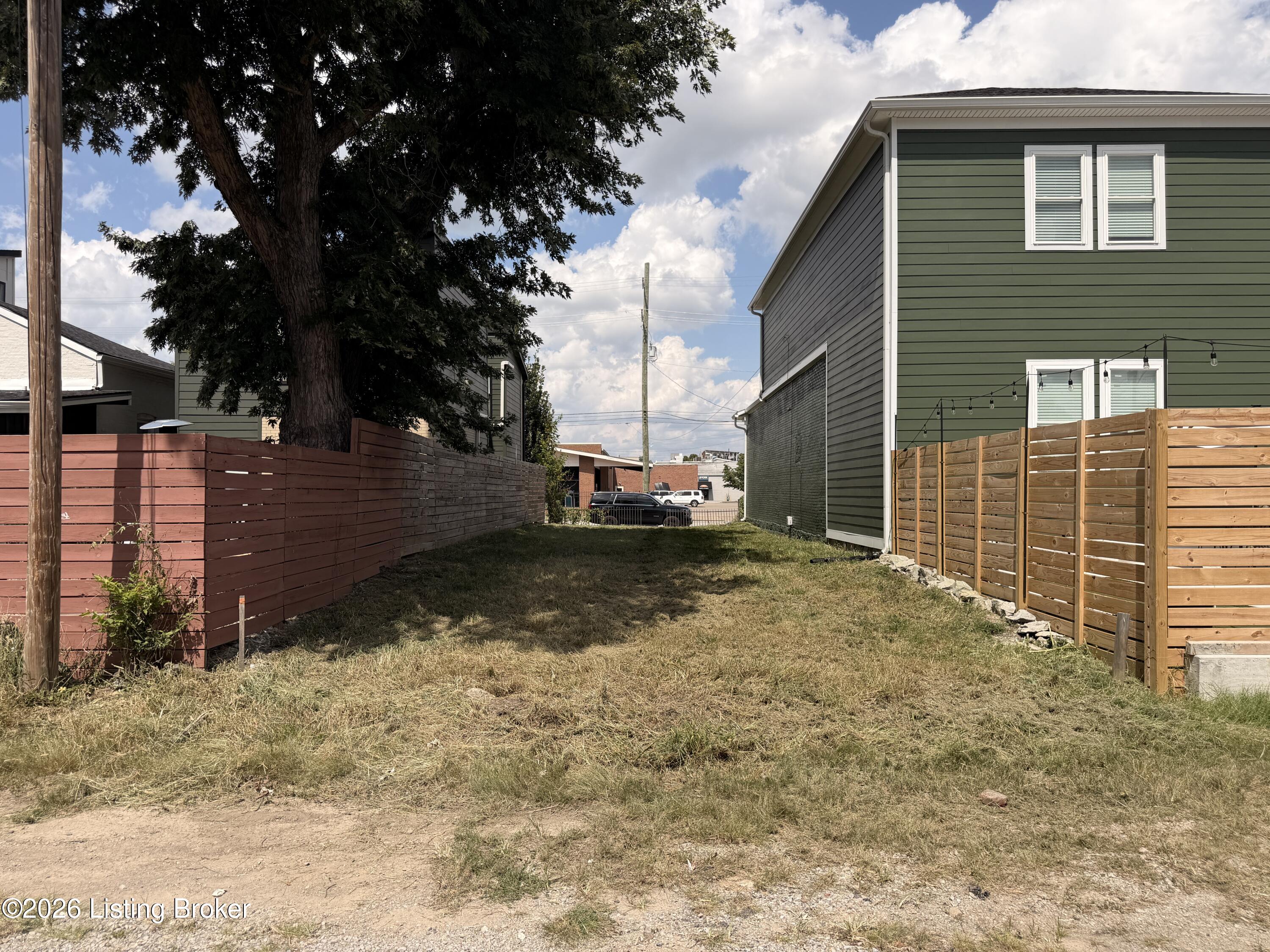936 E Jefferson St Property Photo 2