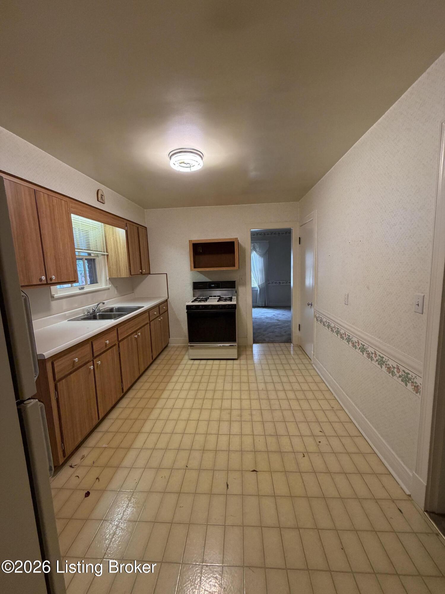 2508 Gardiner Ln Property Photo 4
