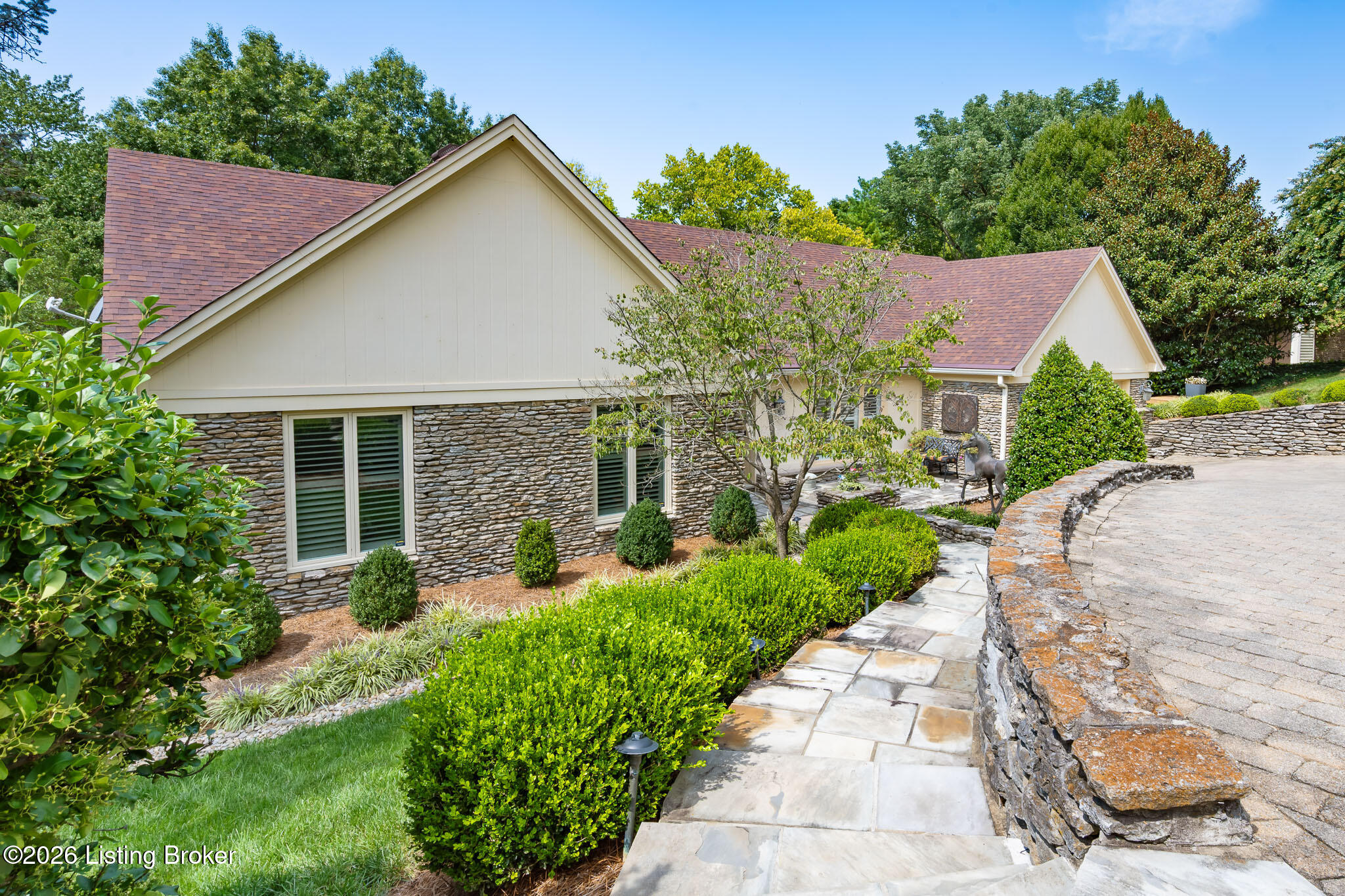 1138 Rostrevor Cir Property Photo 3