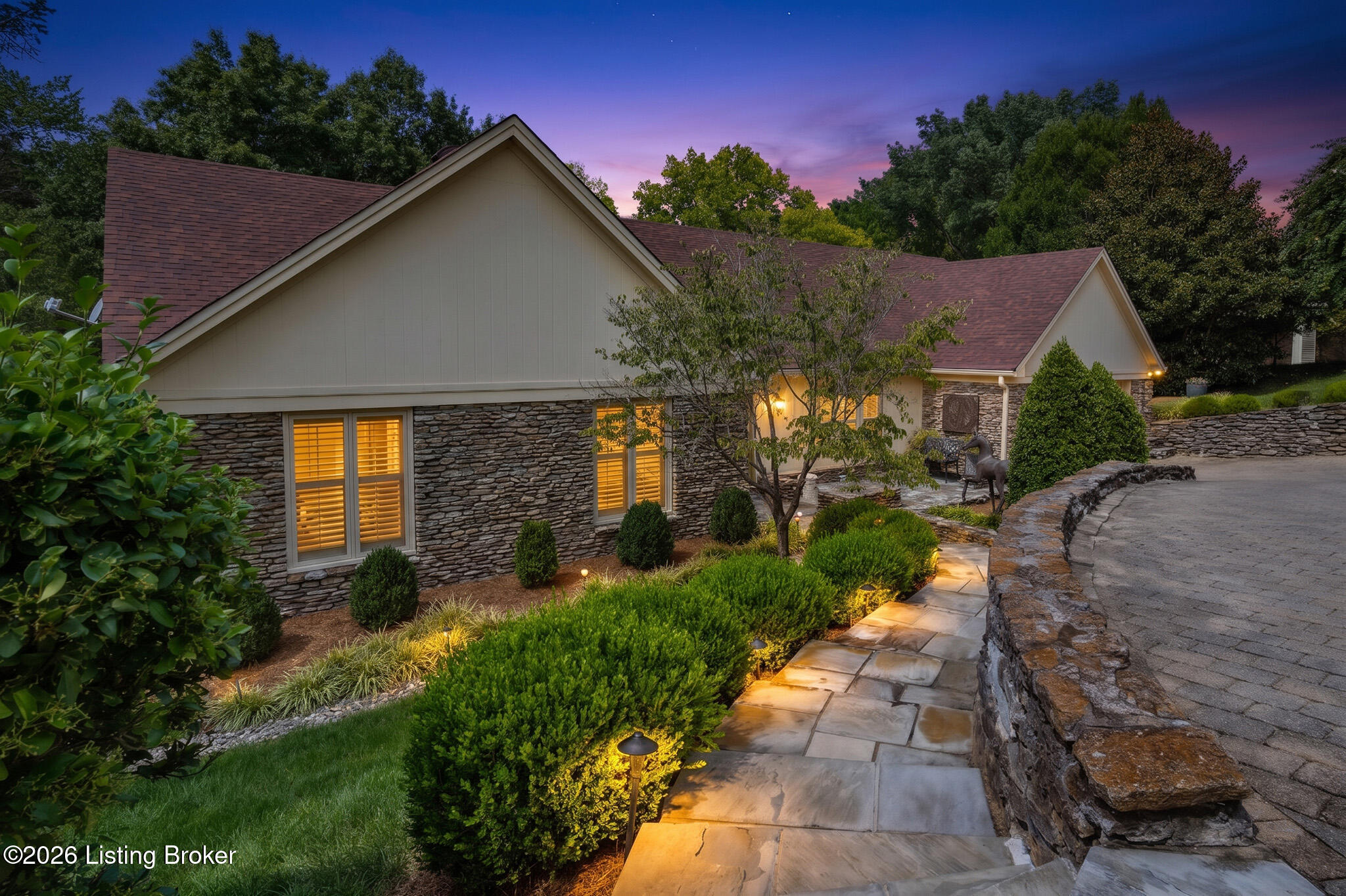 1138 Rostrevor Cir Property Photo 4