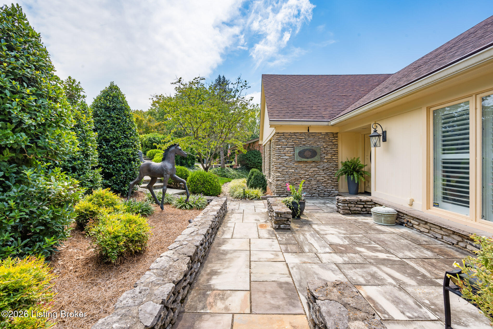 1138 Rostrevor Cir Property Photo 8