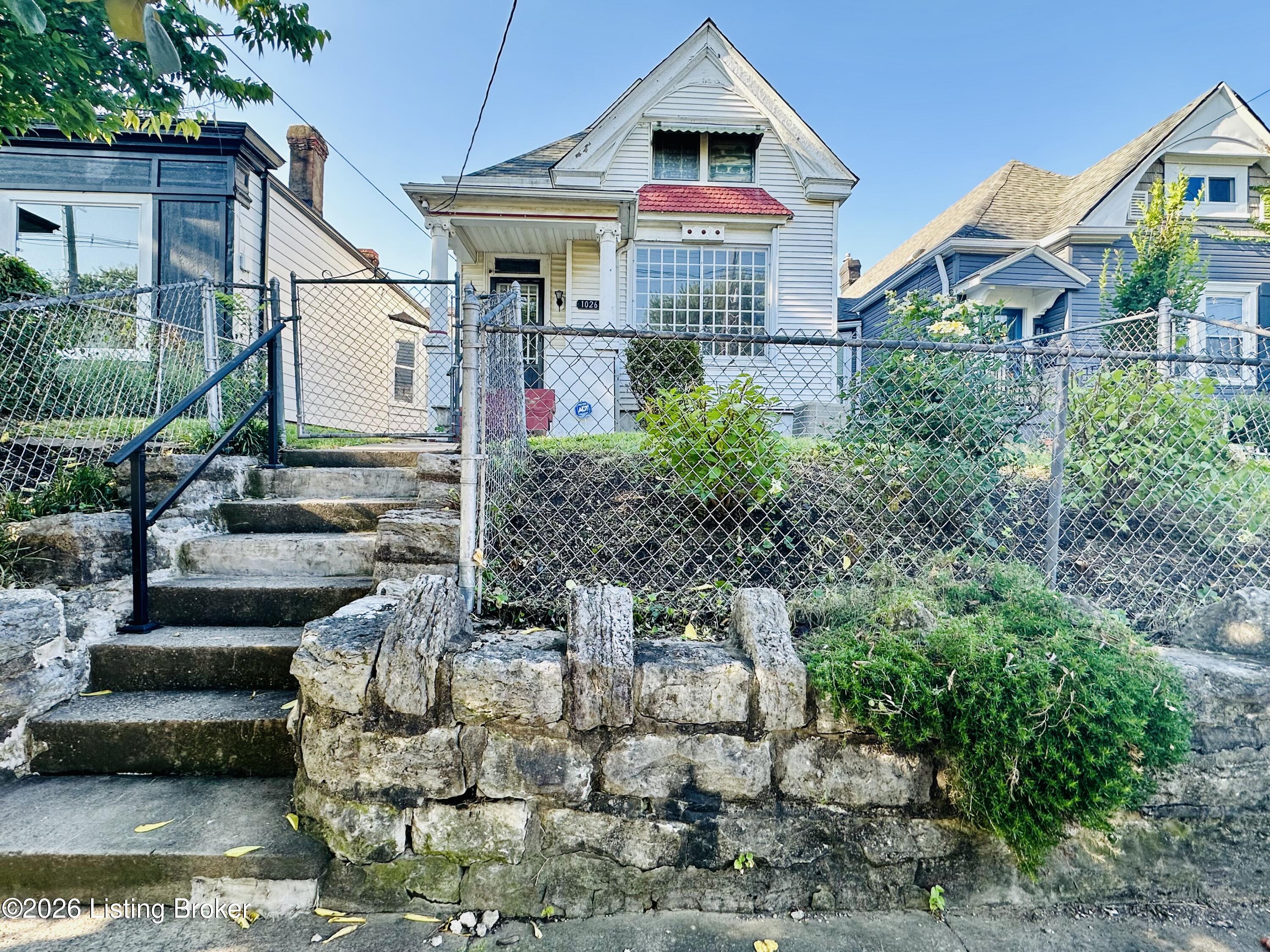 1026 E Breckinridge St Property Photo 1
