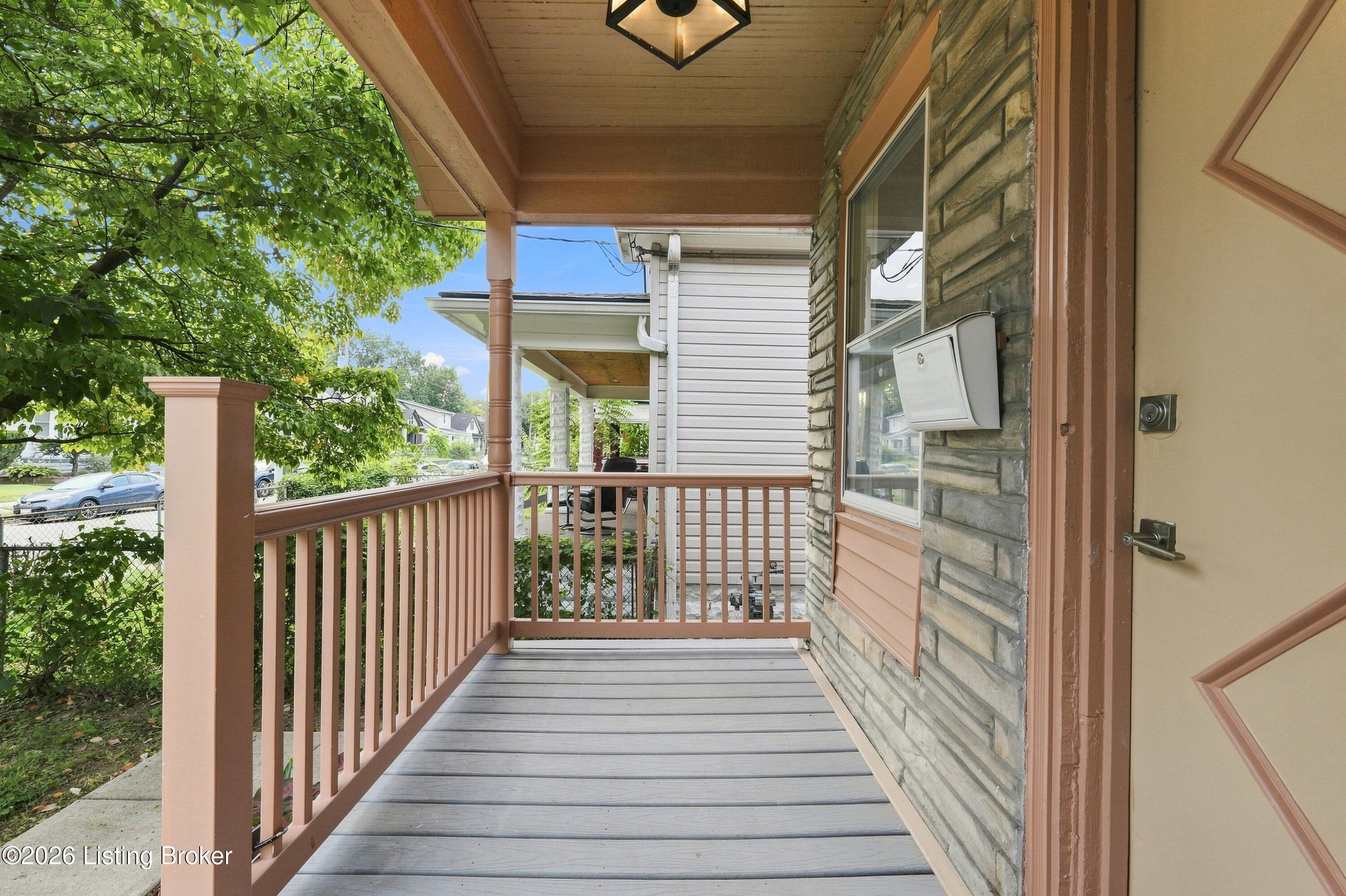 2150 W Lee St Property Photo 4