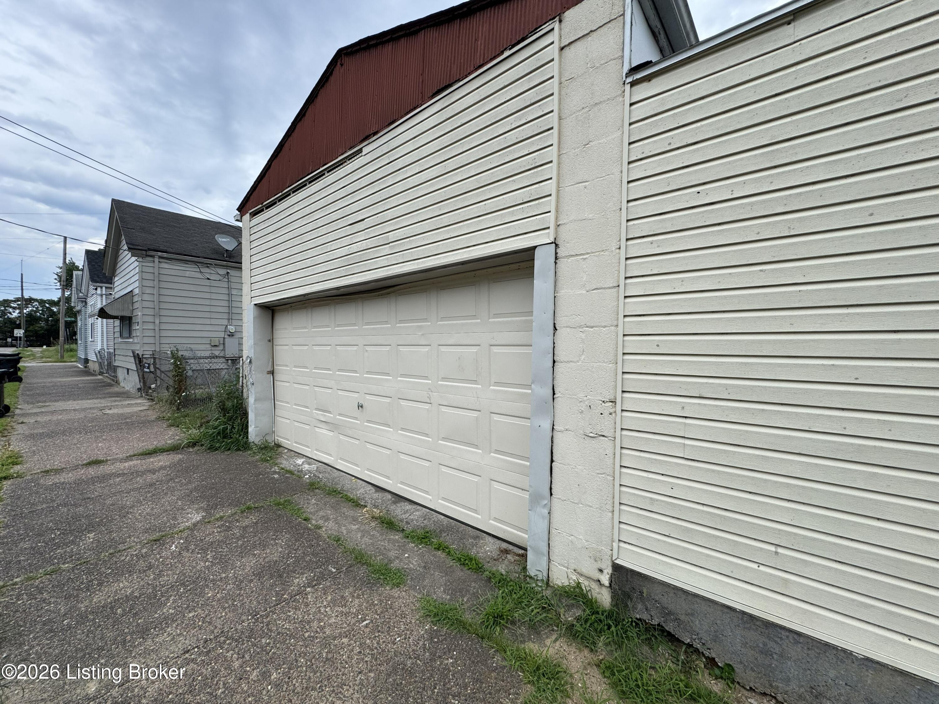 1853 Bank St Property Photo 4