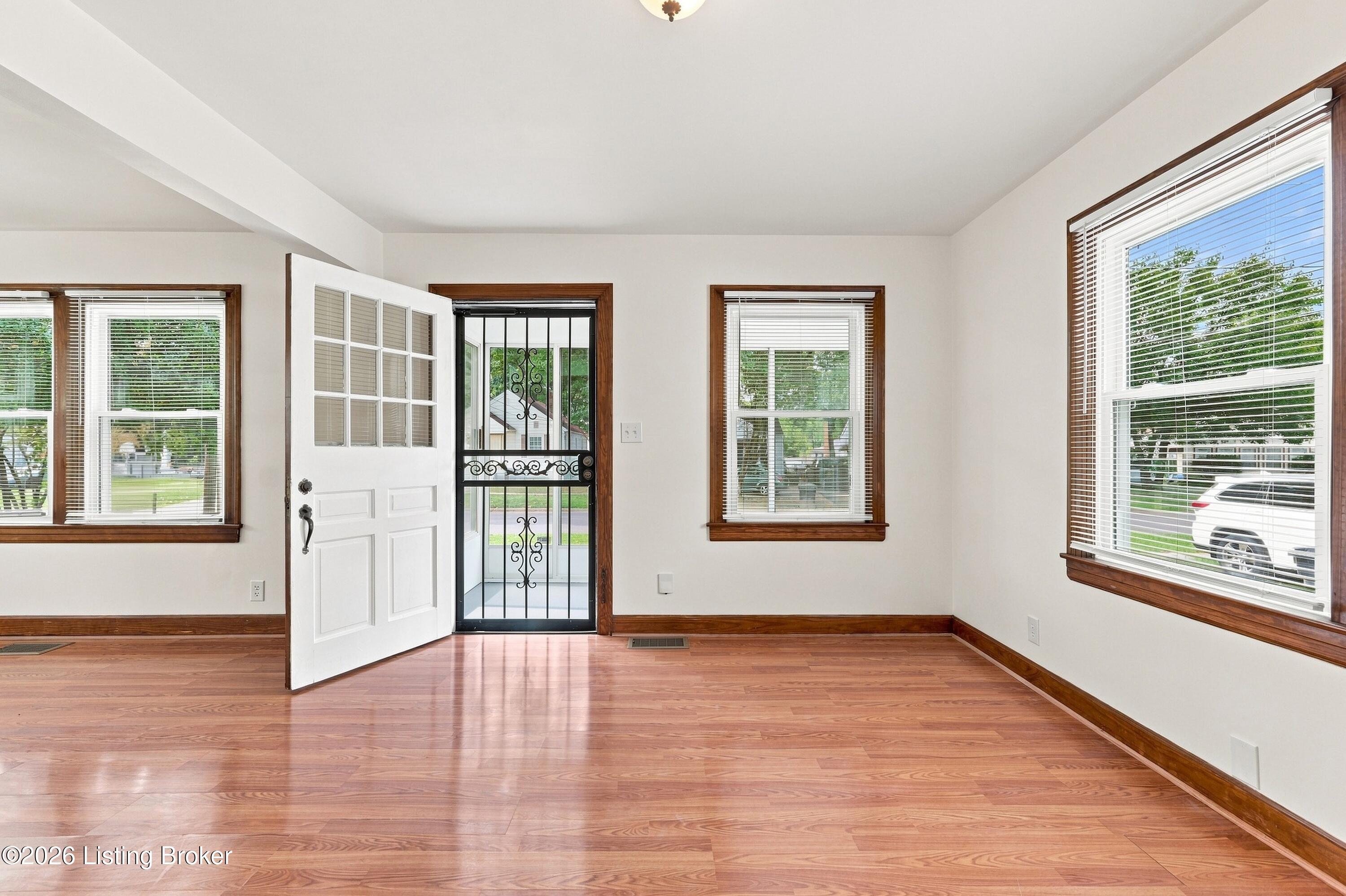3327 Lester Ave Property Photo 4