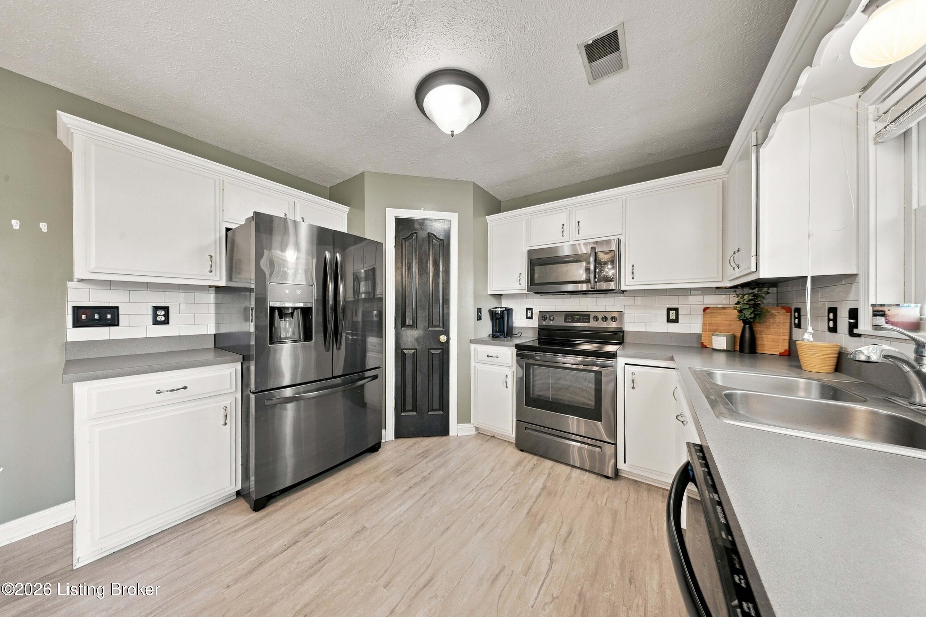 103 Pacific Ct Property Photo 13