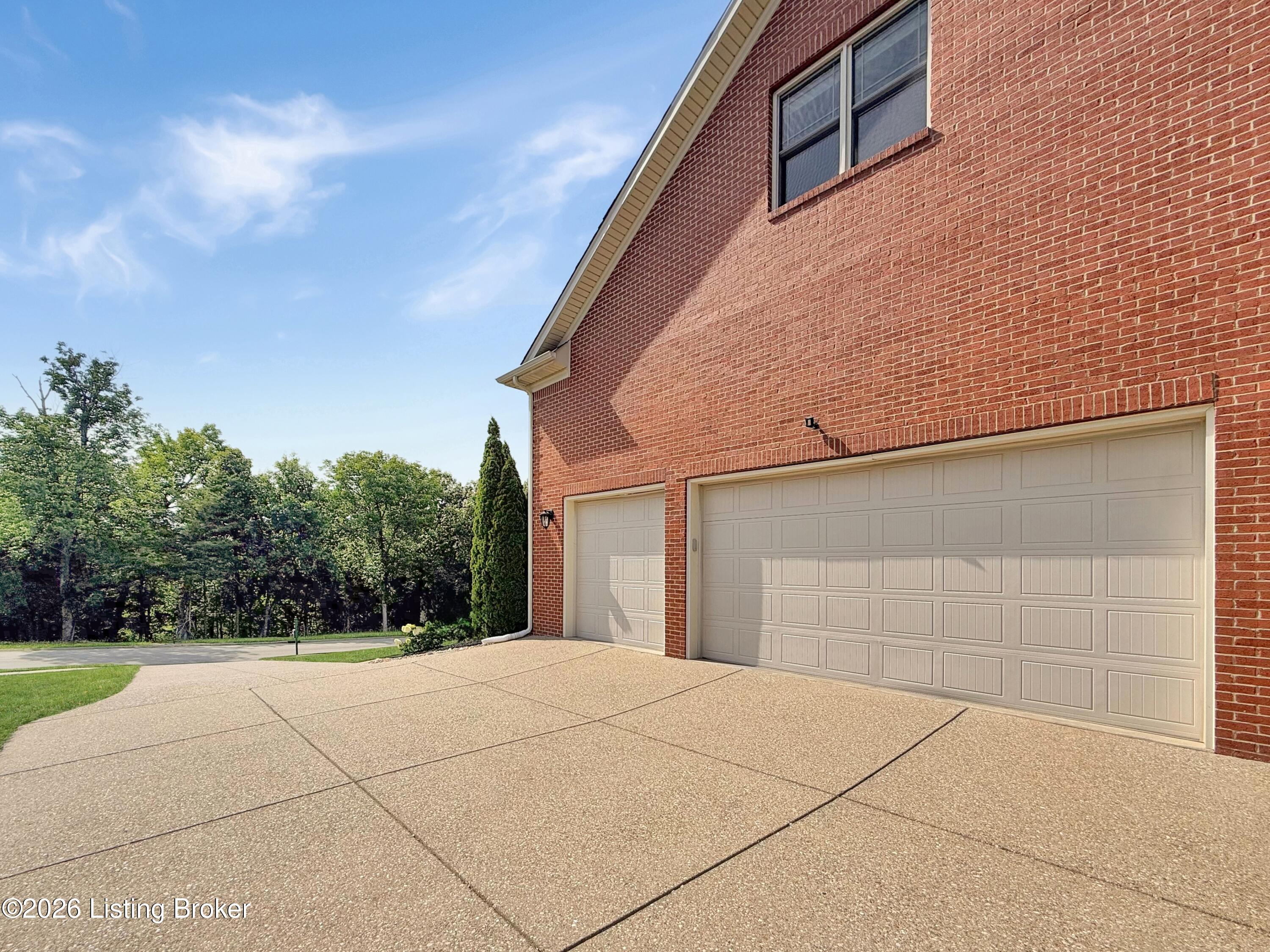 677 Oak Creek Dr Property Photo 2
