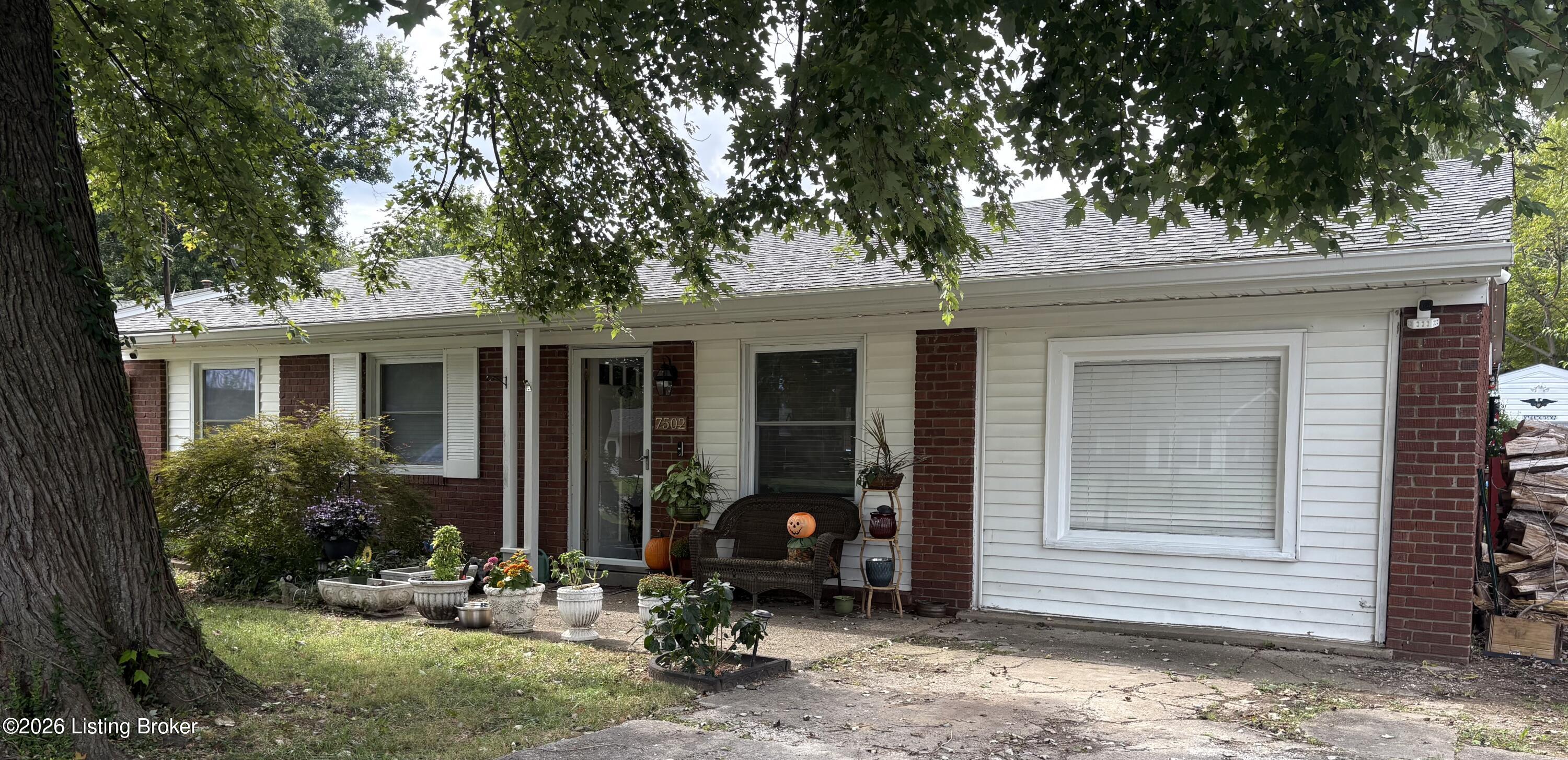 7502 Hallmark Dr Property Photo 1