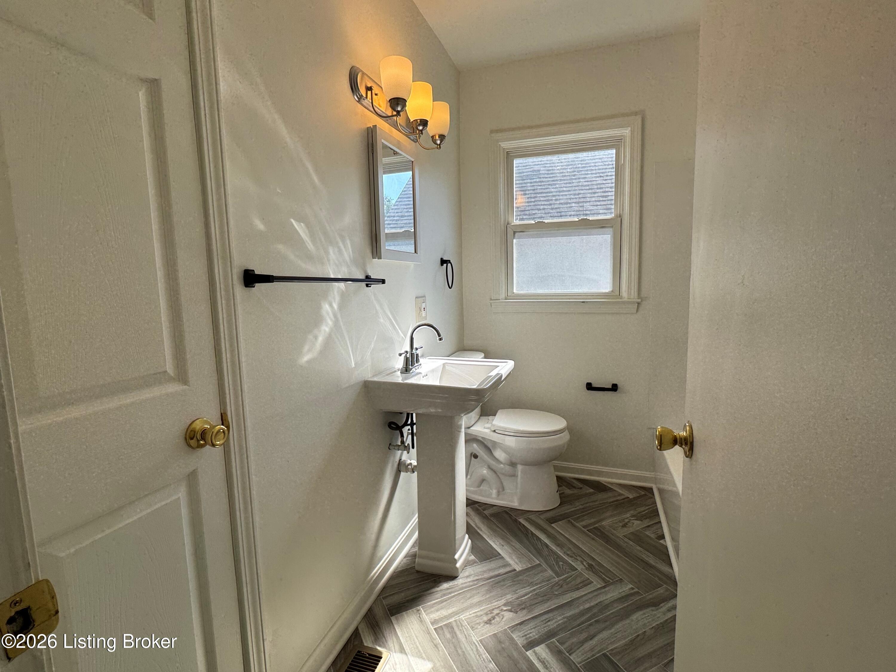 618 Montana Ave Property Photo 9