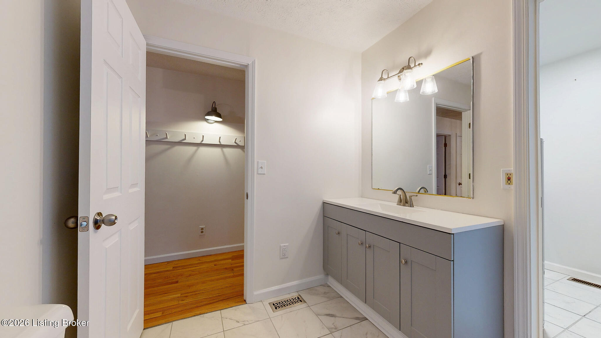 560 Swan Ct Property Photo 18