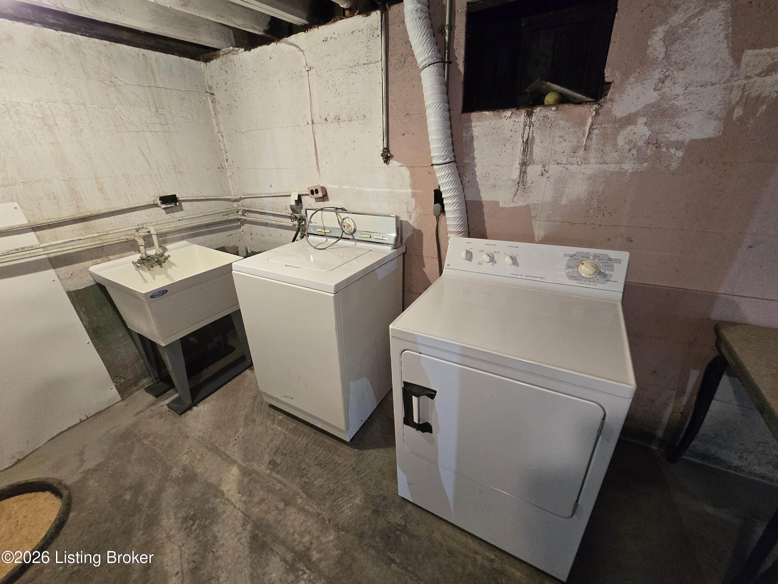 3932 Kennison Ave Property Photo 26