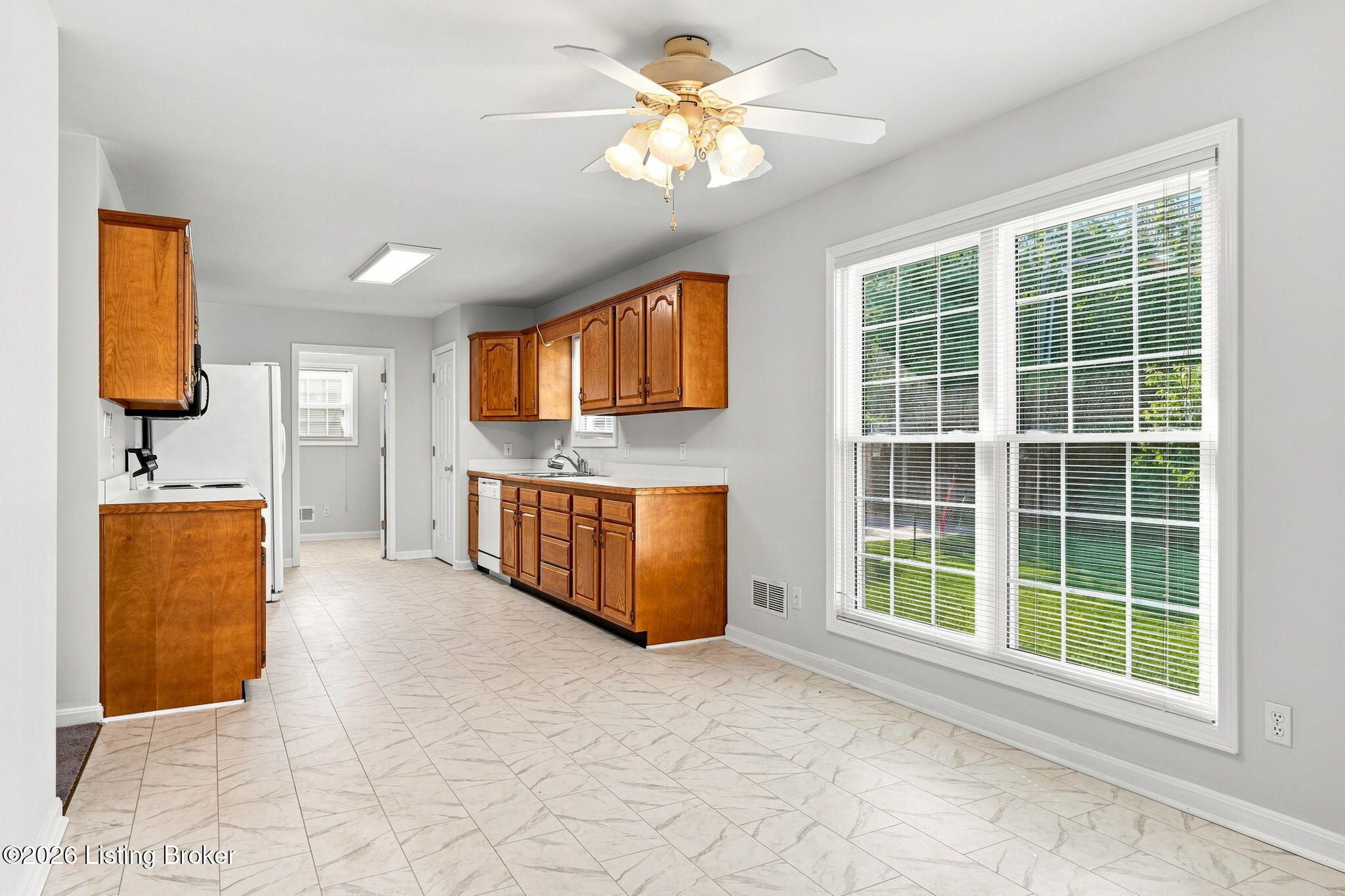 5318 Manor Ct Property Photo 9