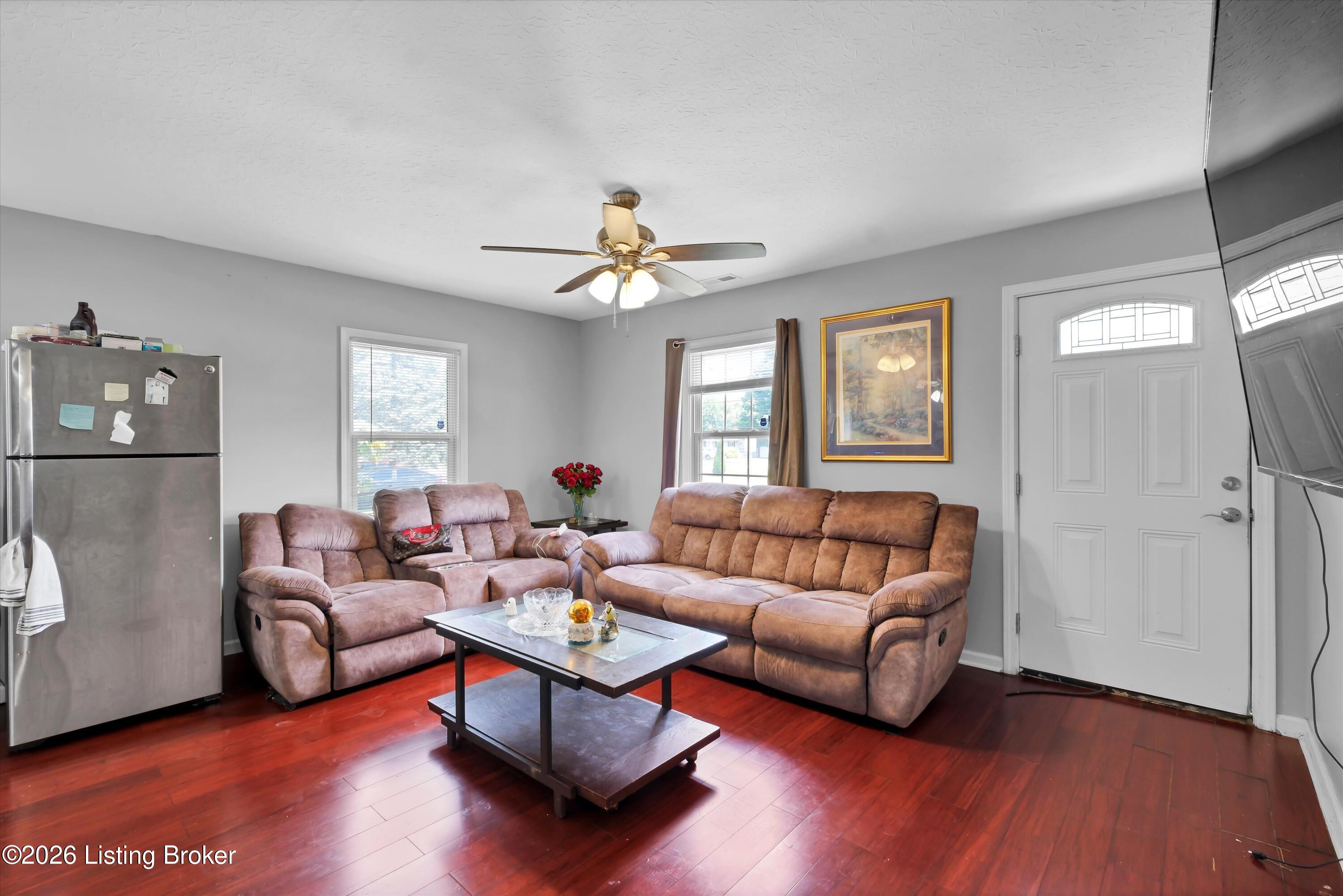 1111 W Indian Trail Property Photo 4