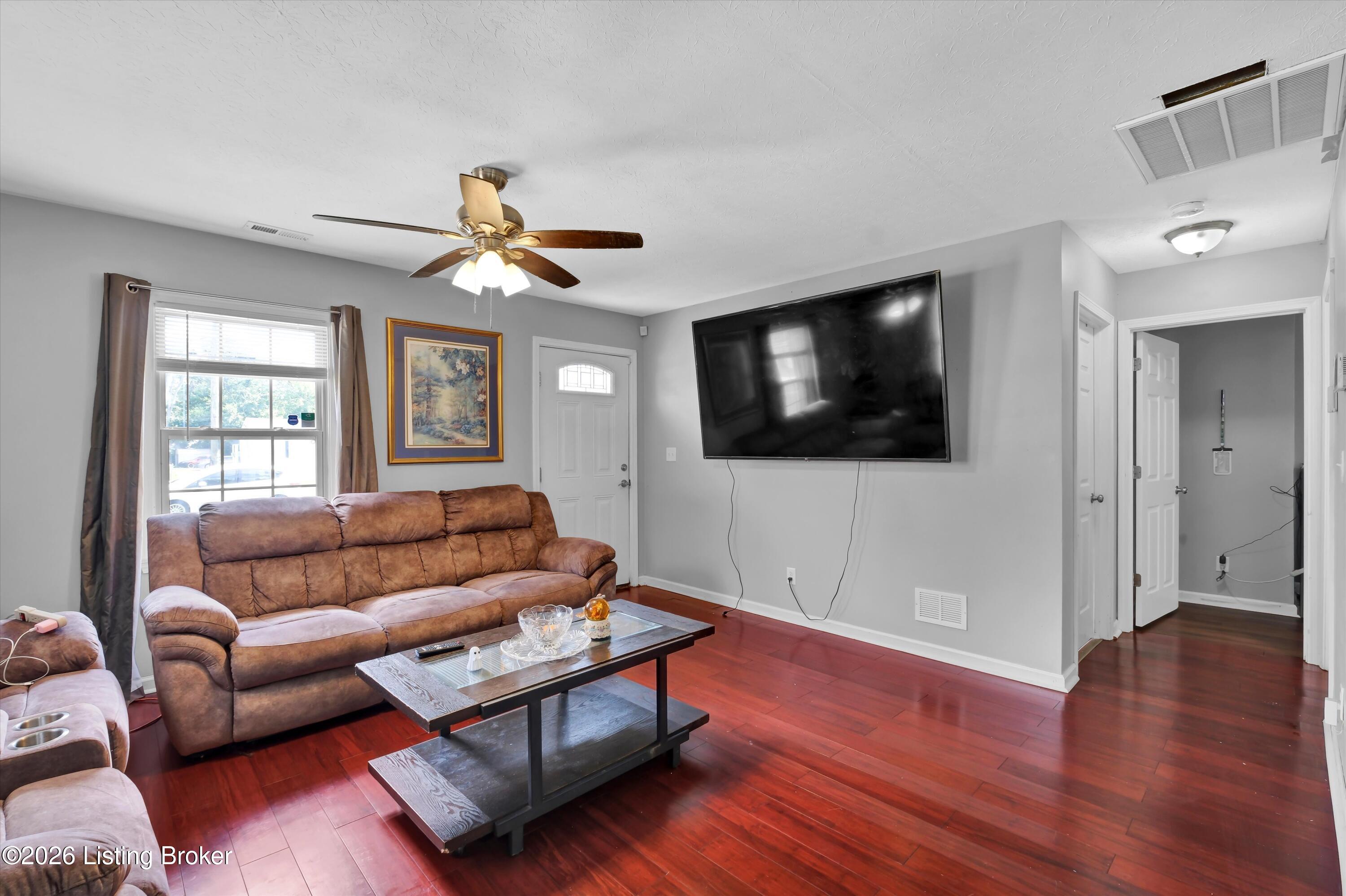 1111 W Indian Trail Property Photo 5