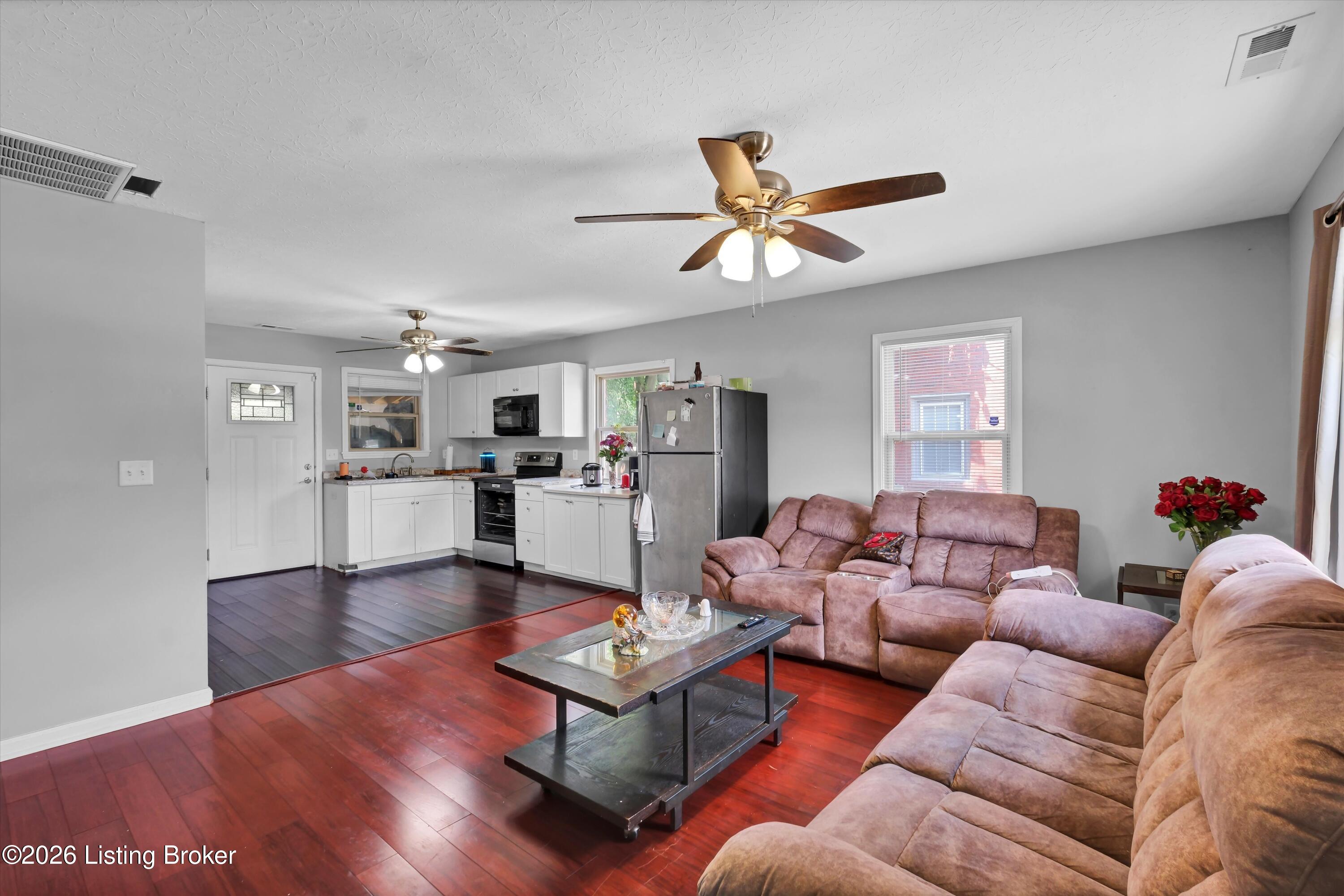 1111 W Indian Trail Property Photo 6