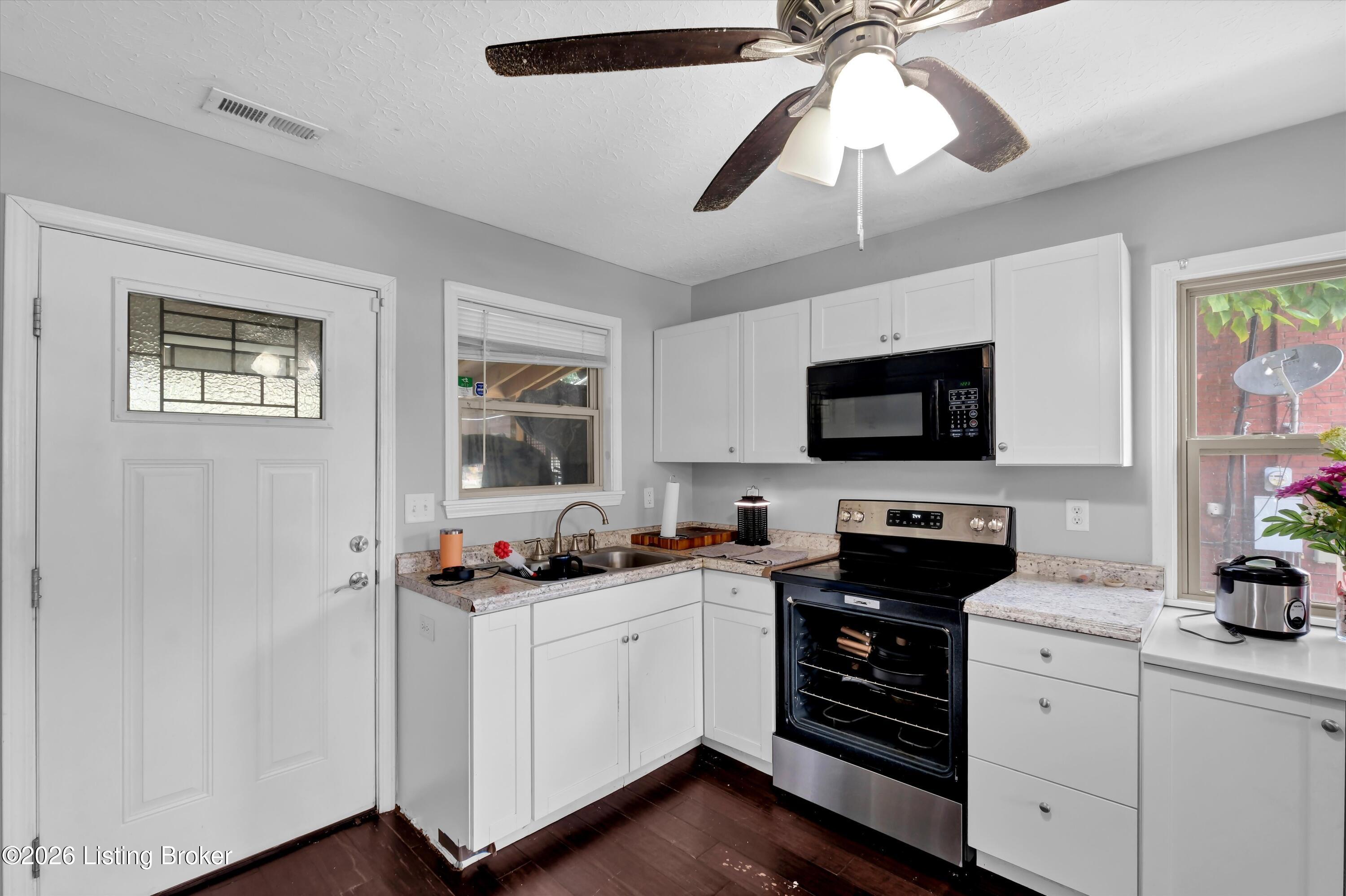 1111 W Indian Trail Property Photo 10