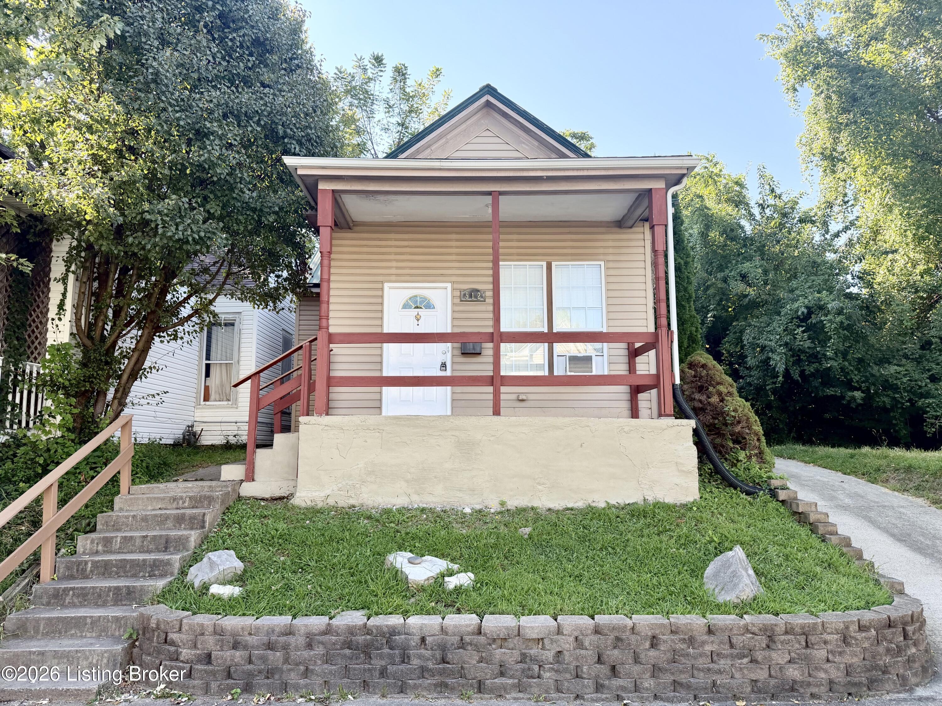 512 E Elm St Property Photo 1