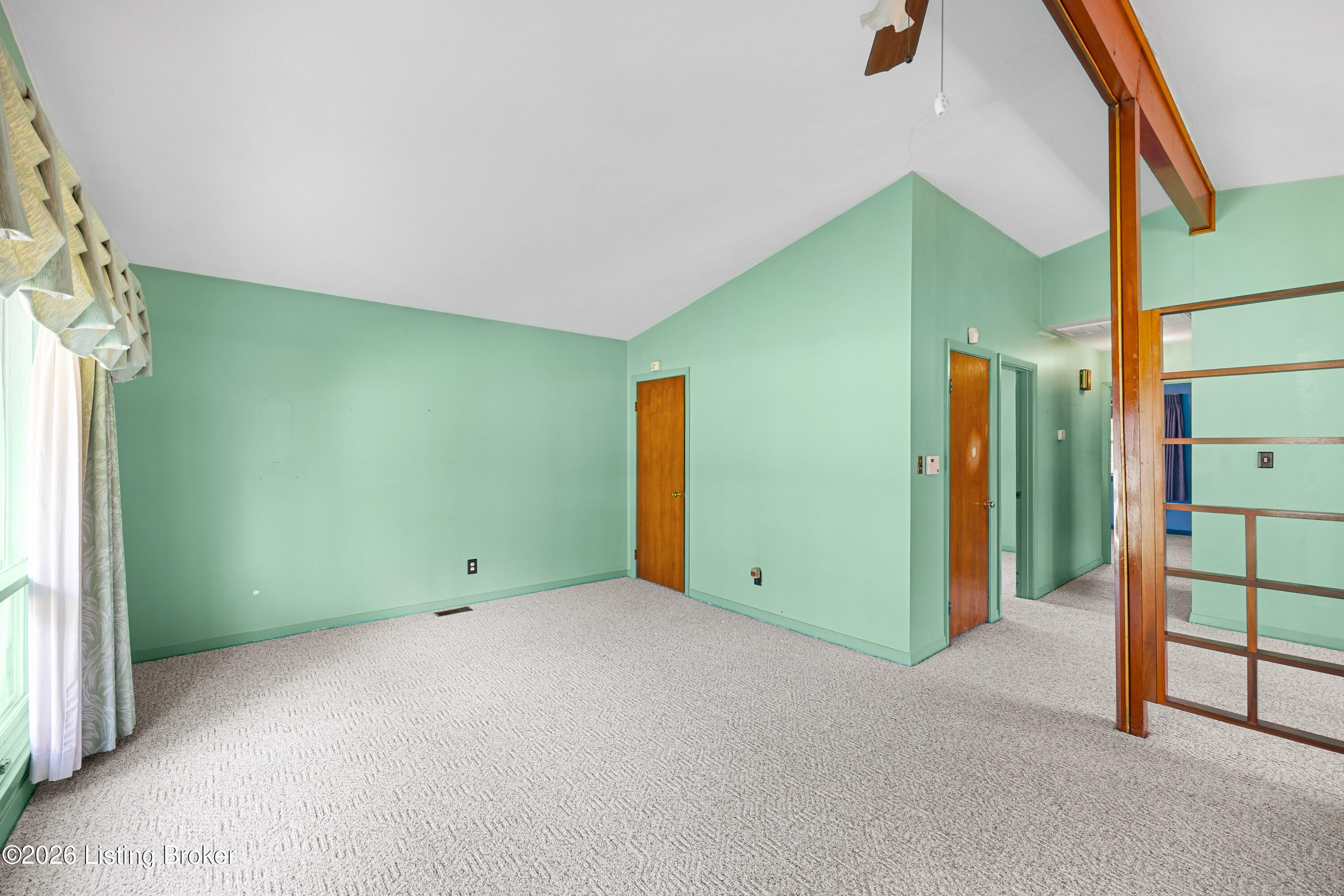 9917 East Ave Property Photo 6