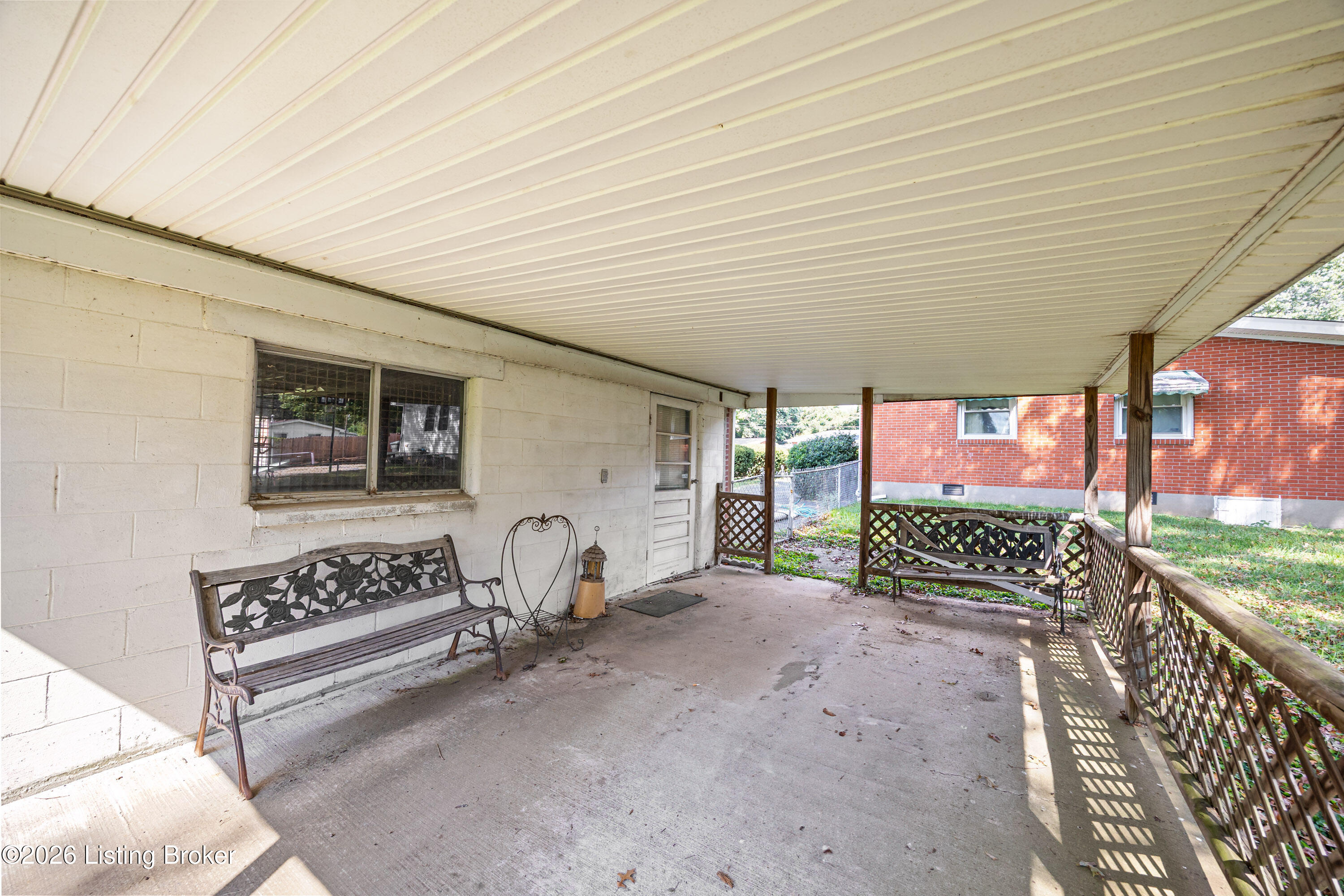 9917 East Ave Property Photo 27