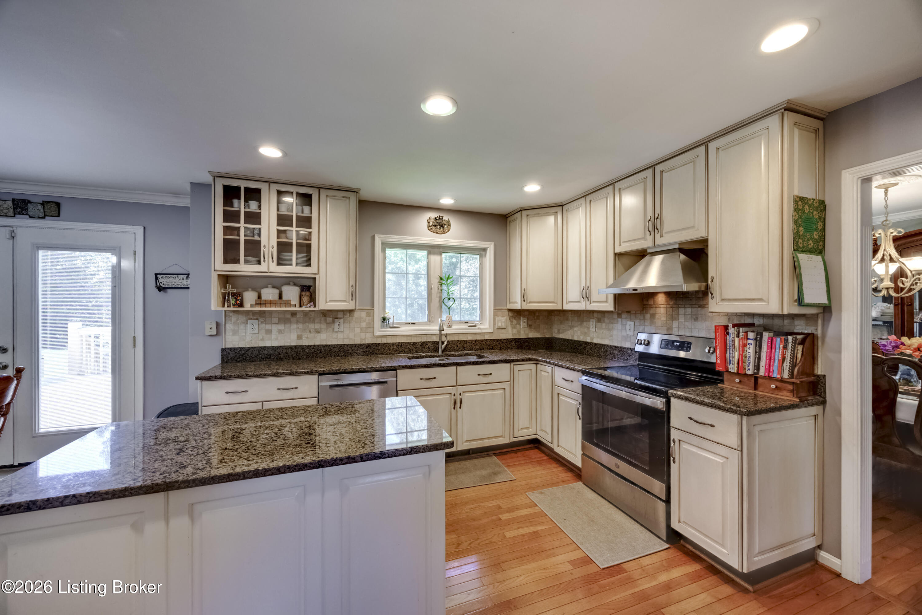 3904 Spring Valley Way Property Photo 4