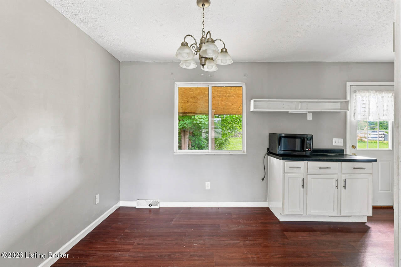 134 Carl St Property Photo 4