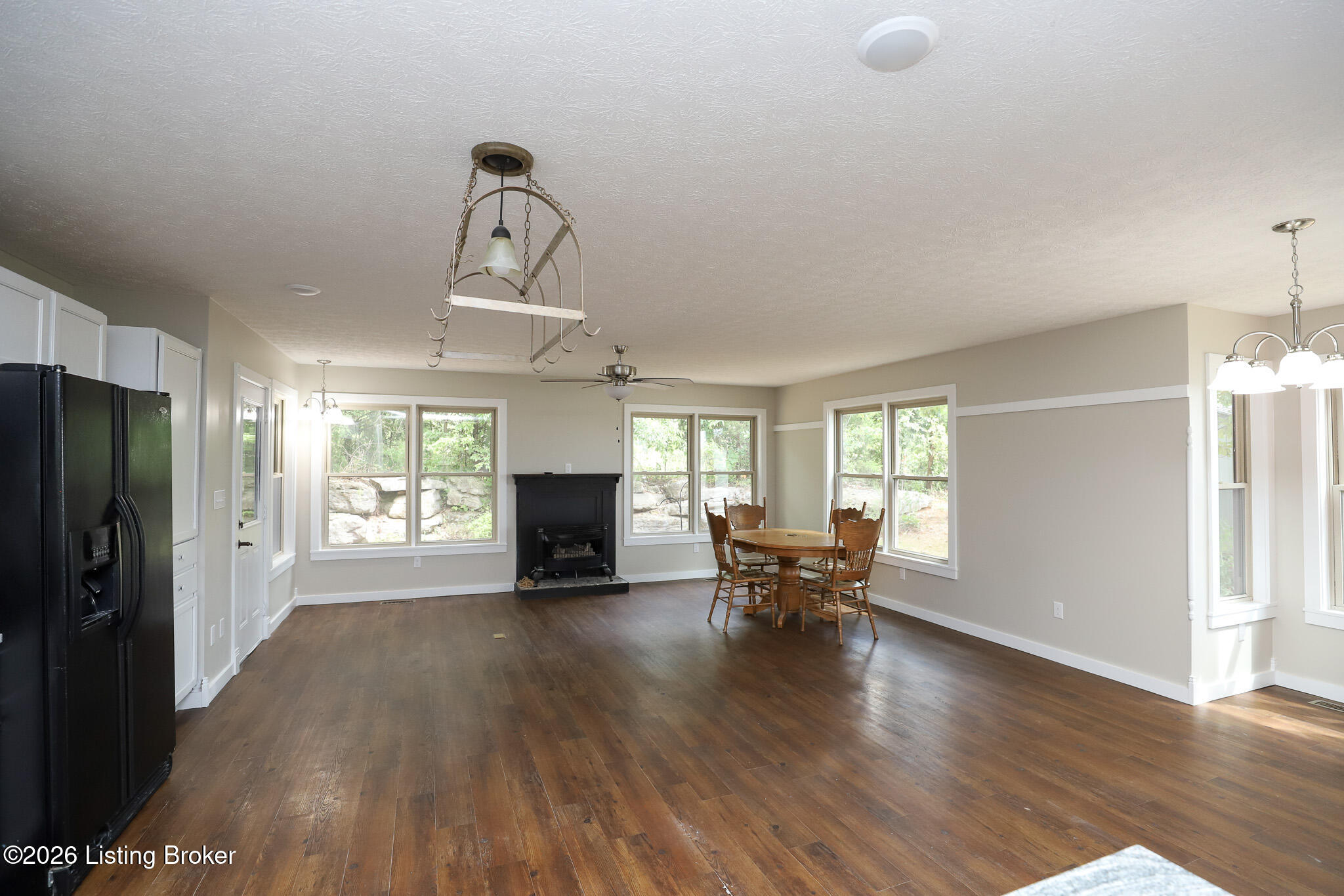 384 Schoolside Dr Property Photo 5